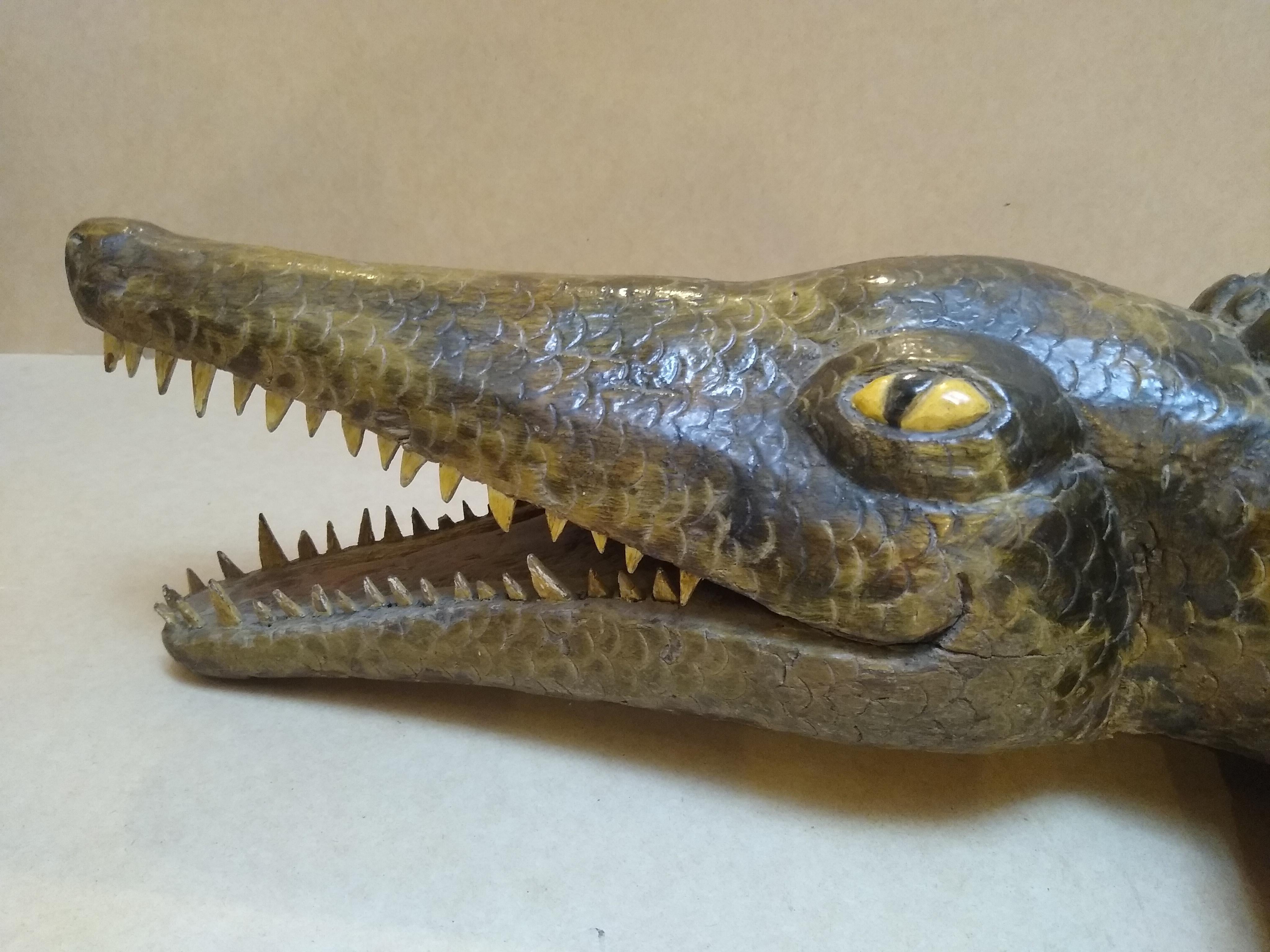 Striking Hand carved large wood Sculpture of Crocodile from Mexico For Sale 2