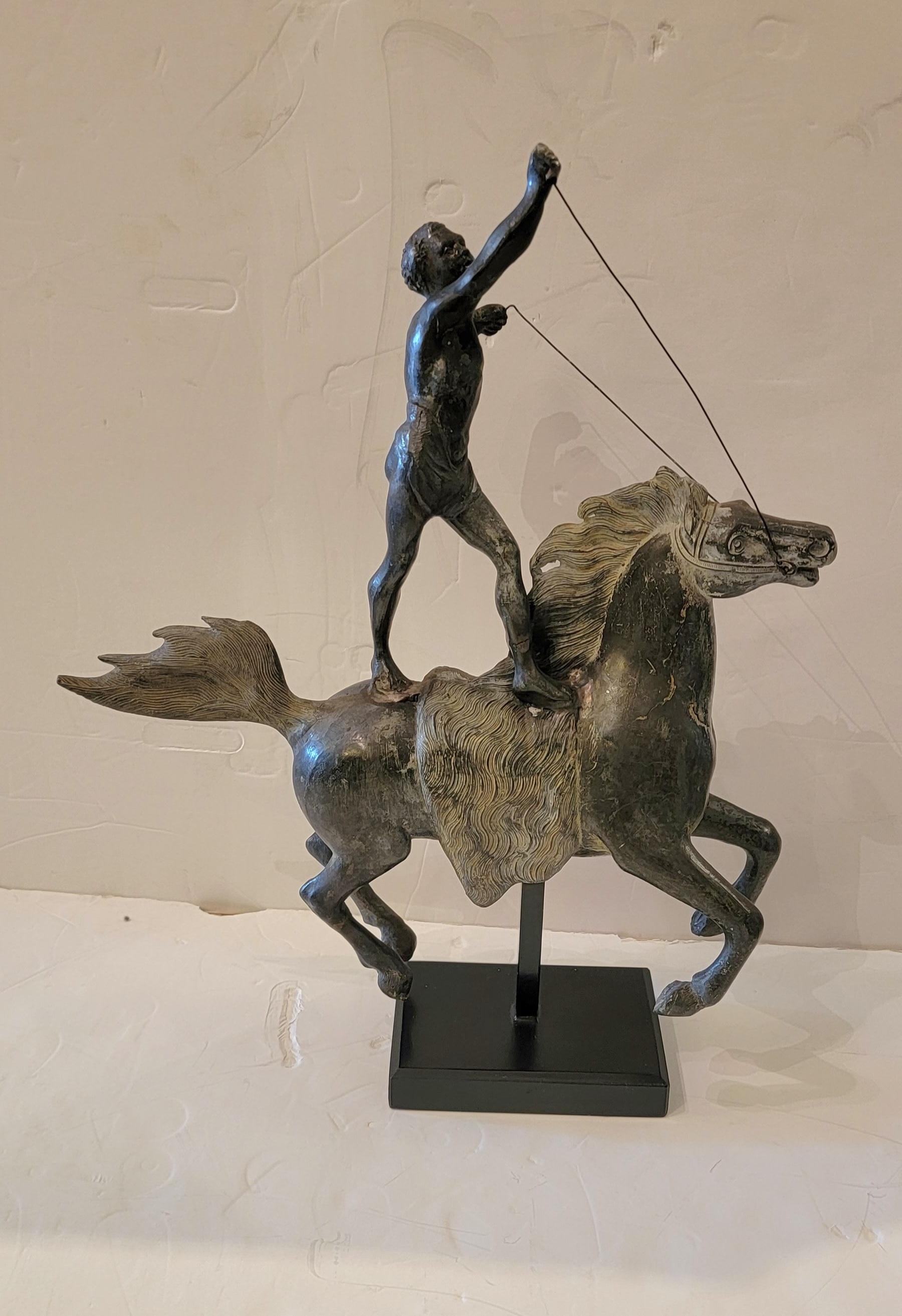Auffllige Pferd- und Reiter-Skulptur mit erstaunlichen Details im Angebot 4