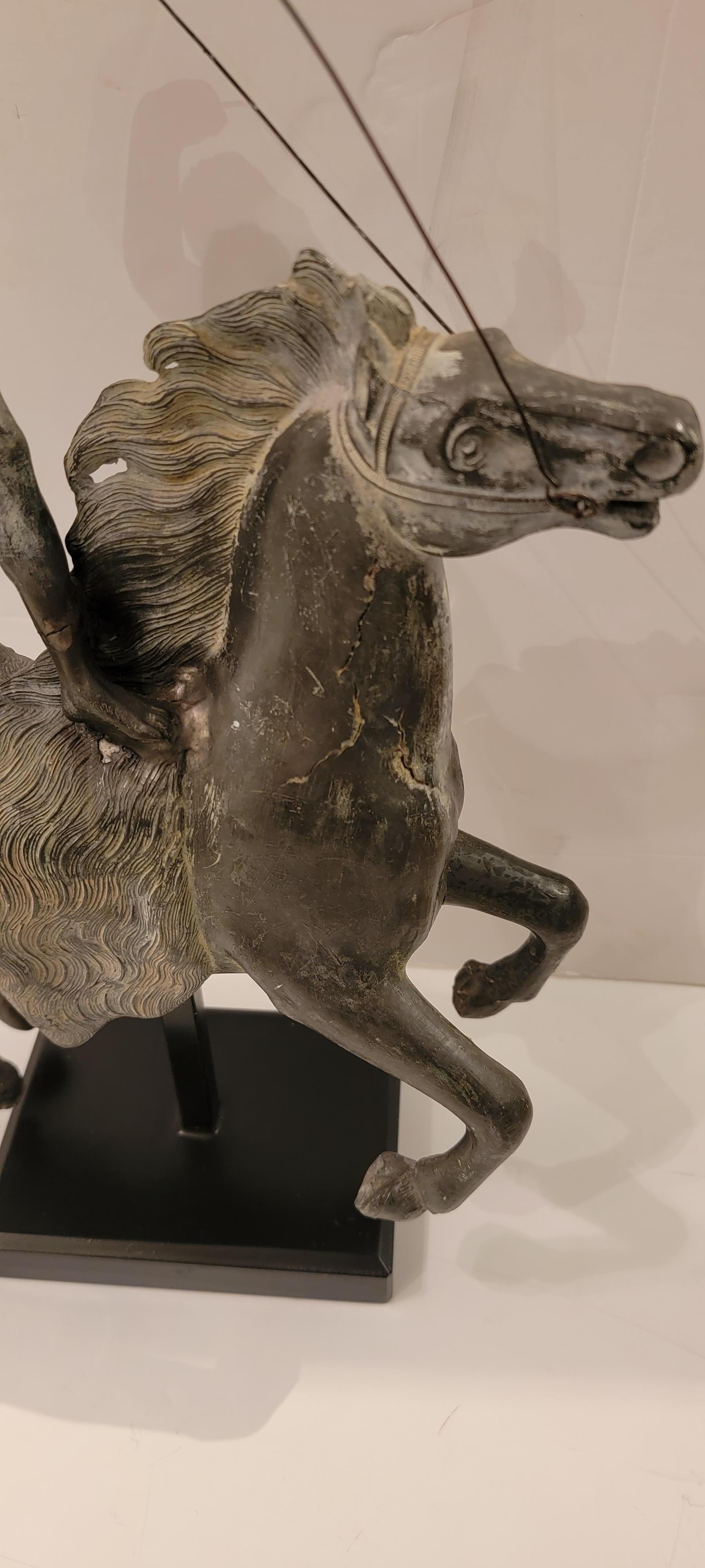 Auffllige Pferd- und Reiter-Skulptur mit erstaunlichen Details (Mitte des 20. Jahrhunderts) im Angebot