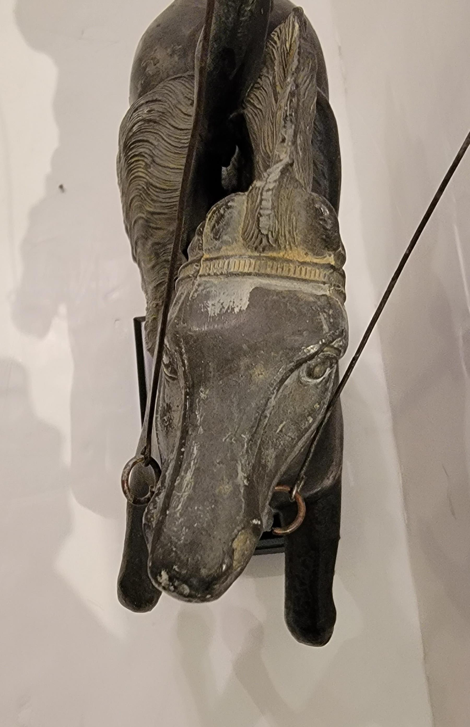 Auffllige Pferd- und Reiter-Skulptur mit erstaunlichen Details (Blei) im Angebot