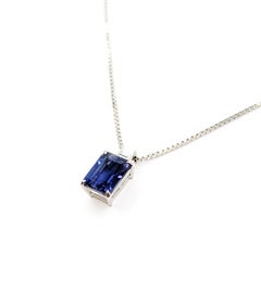 Auffällige Tropfenhalskette aus Platin mit Iolith und Diamant