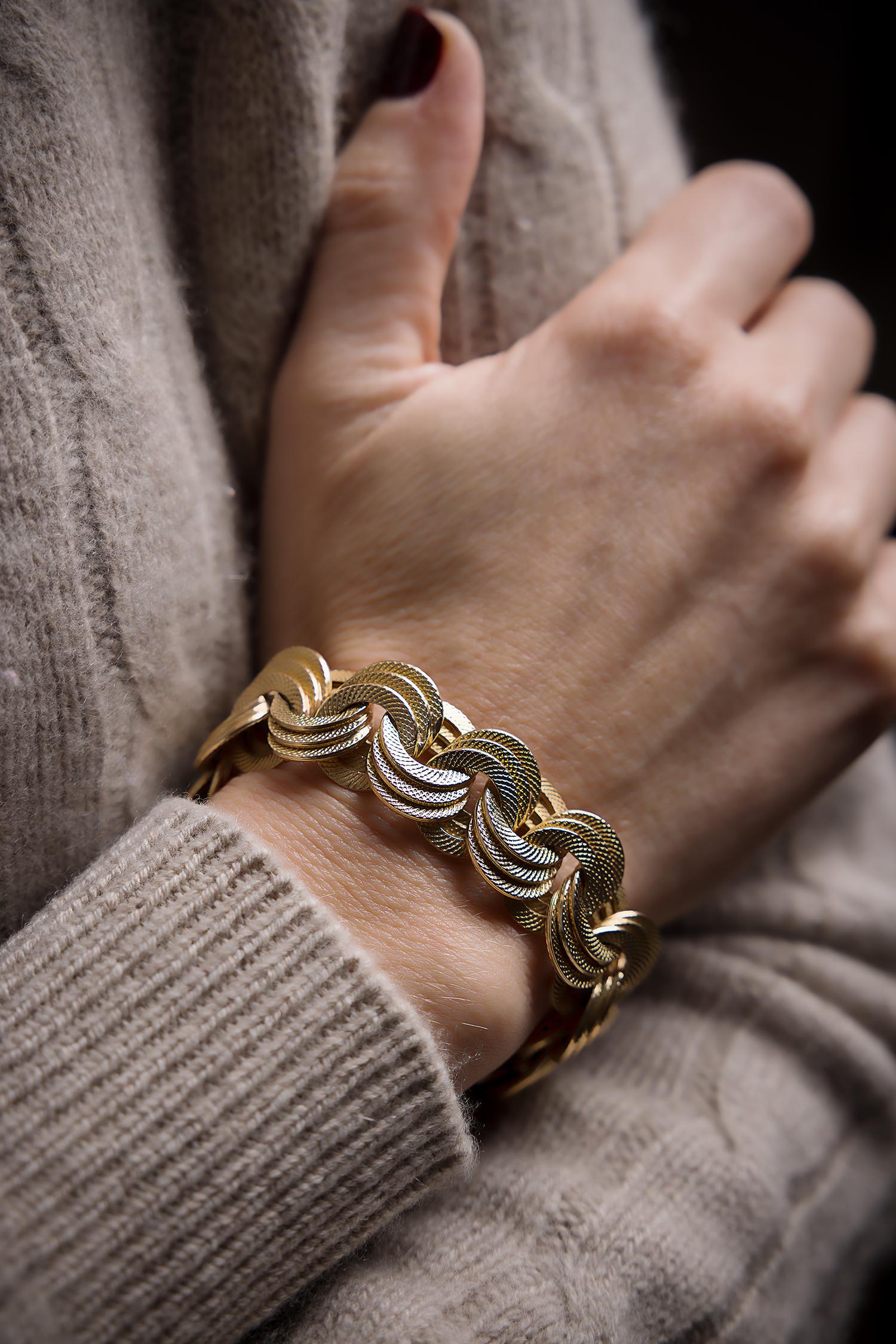 Wunderschönes und einzigartiges Stück. Dieses auffällige italienische Gliederarmband aus den 1960er Jahren besteht aus drei strukturierten Rondellen, die sich eng aneinander schmiegen und mit drei weiteren Rondellen verbunden sind, so dass ein