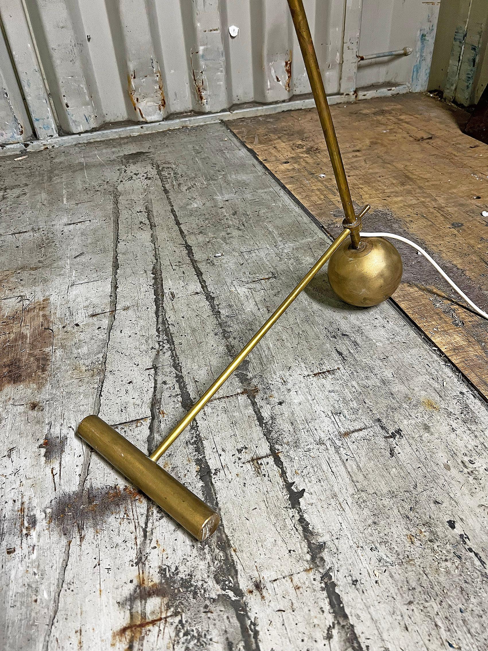Auffällige italienische Stehlampe im Stil von Stilnovo aus der Mitte des Jahrhunderts (Italienisch) im Angebot