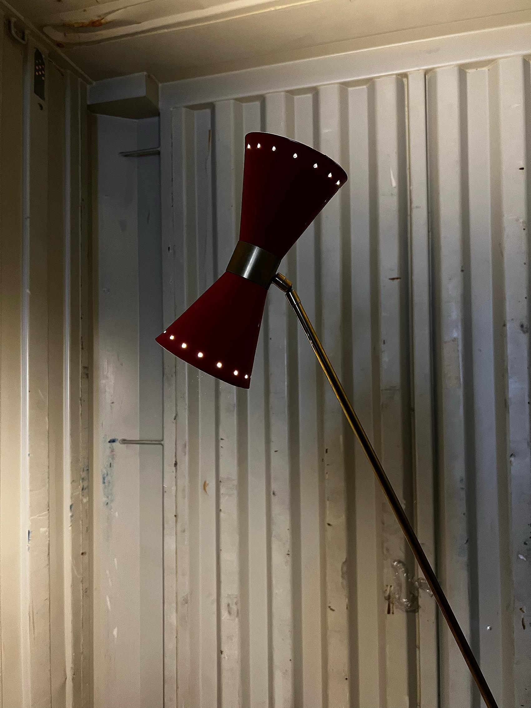 Auffällige italienische Stehlampe im Stil von Stilnovo aus der Mitte des Jahrhunderts (Messing) im Angebot