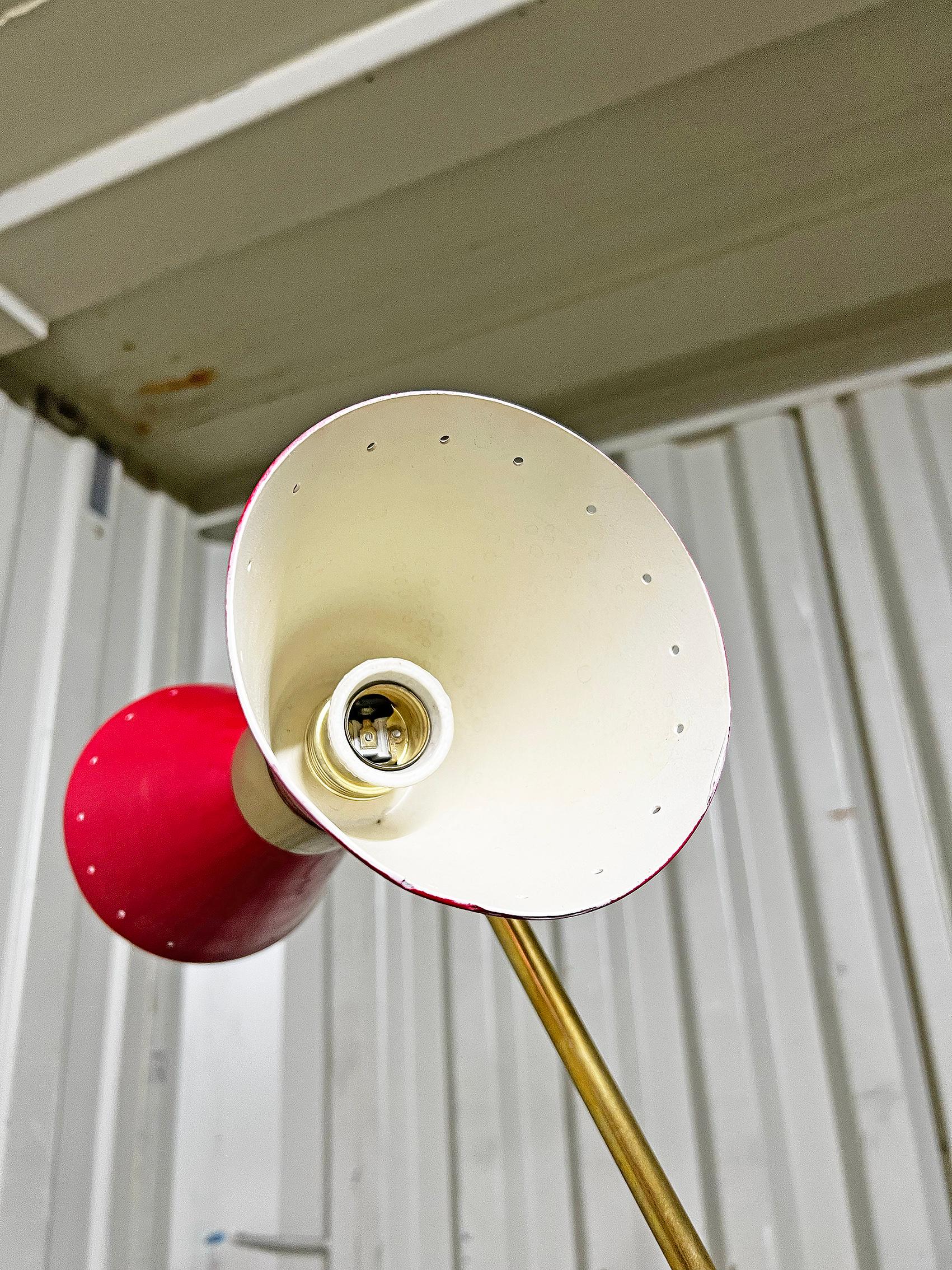 Auffällige italienische Stehlampe im Stil von Stilnovo aus der Mitte des Jahrhunderts im Angebot 1