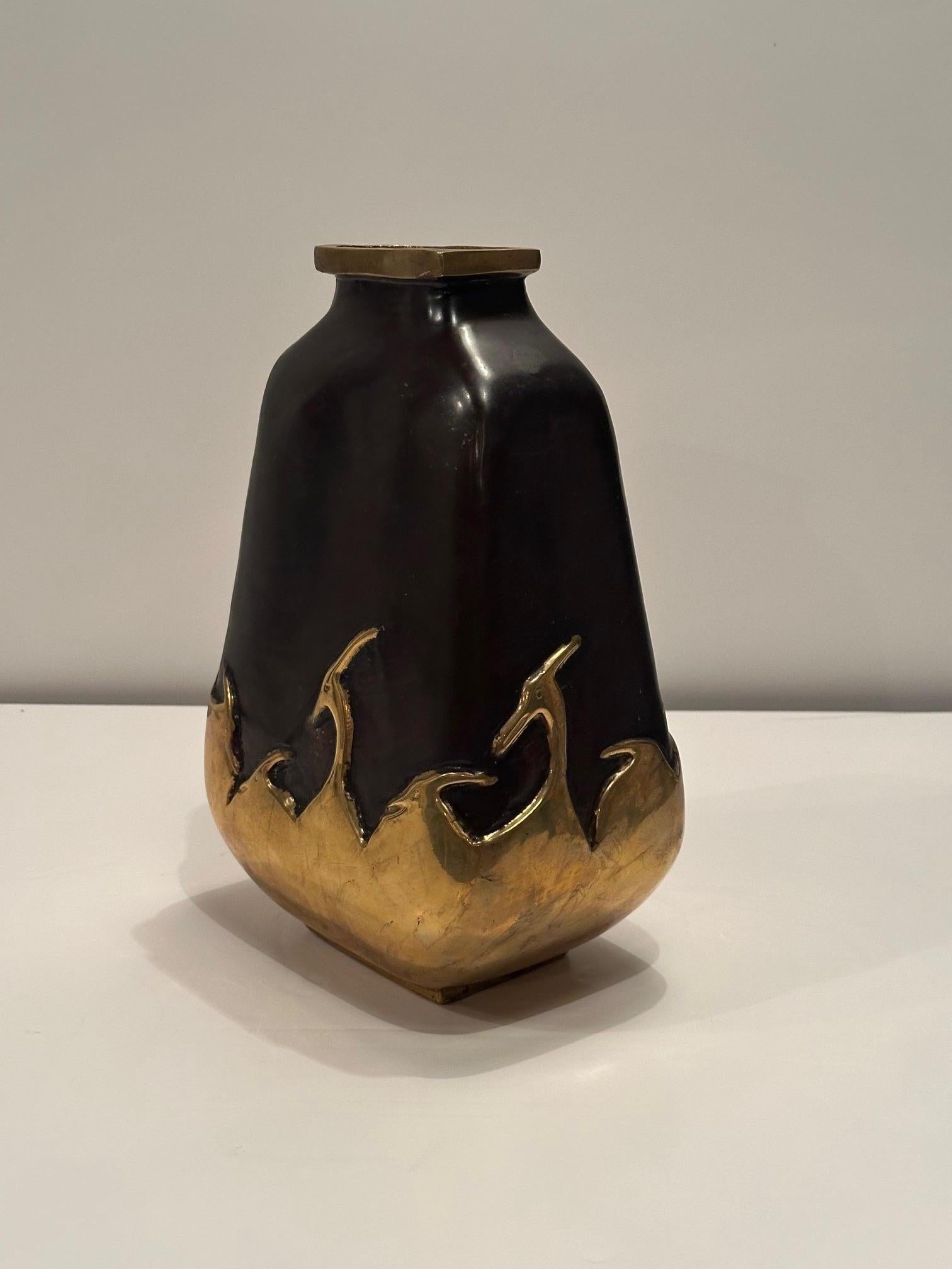 Precioso jarrón japonés de estilo art decó, hecho a mano, de bronce fundido ennegrecido con una superposición de latón pulido de ciervos estilizados.