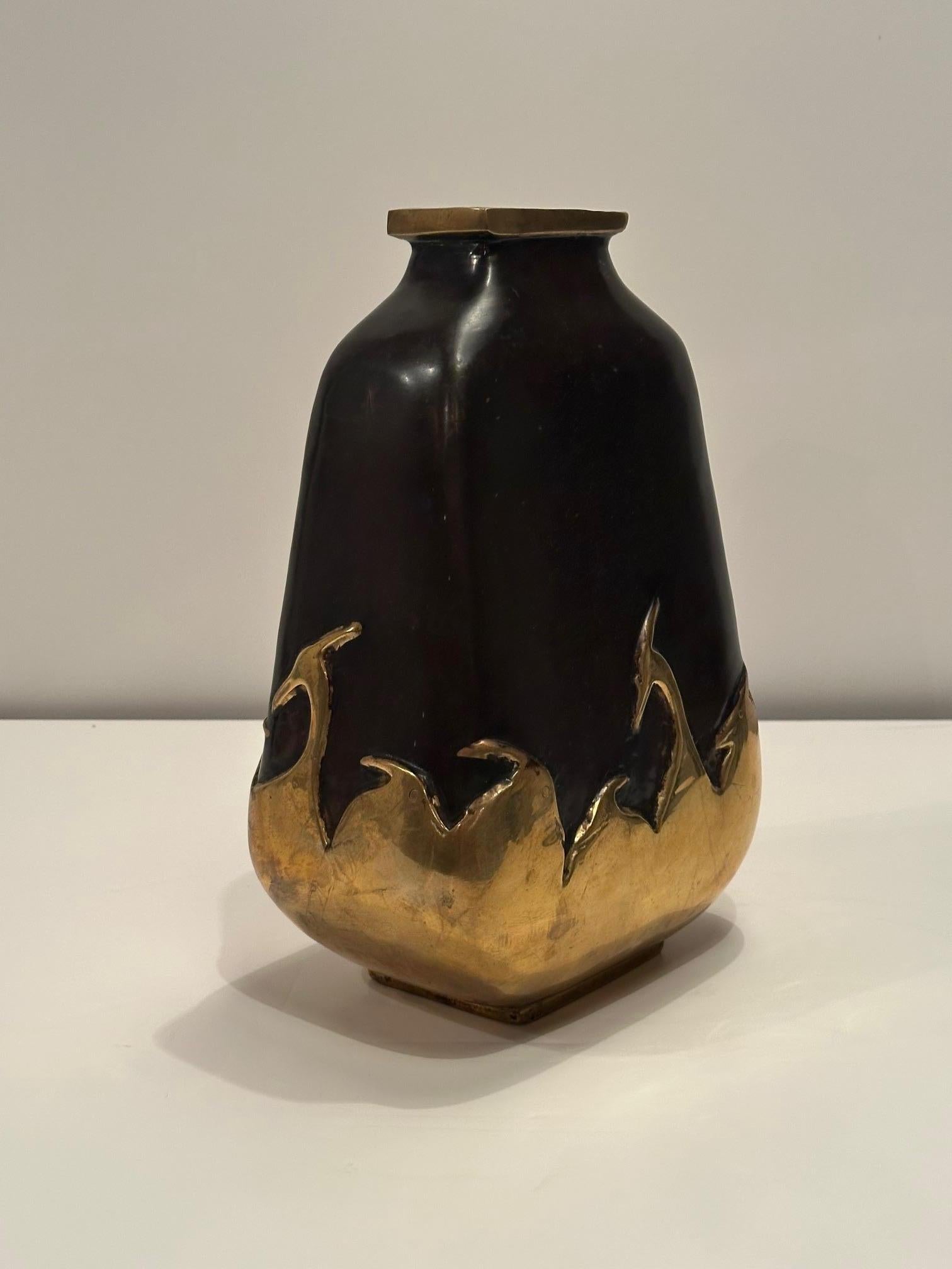 Llamativo Jarrón Japonés de Bronce y Latón Pulido Hecho a Mano Art Decó en venta