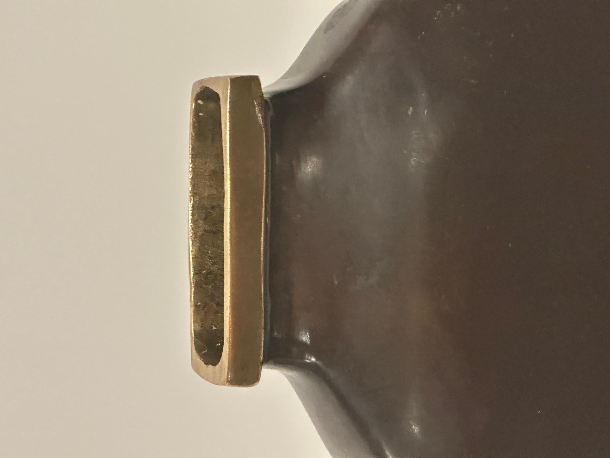 Llamativo Jarrón Japonés de Bronce y Latón Pulido Hecho a Mano mediados del siglo XX en venta
