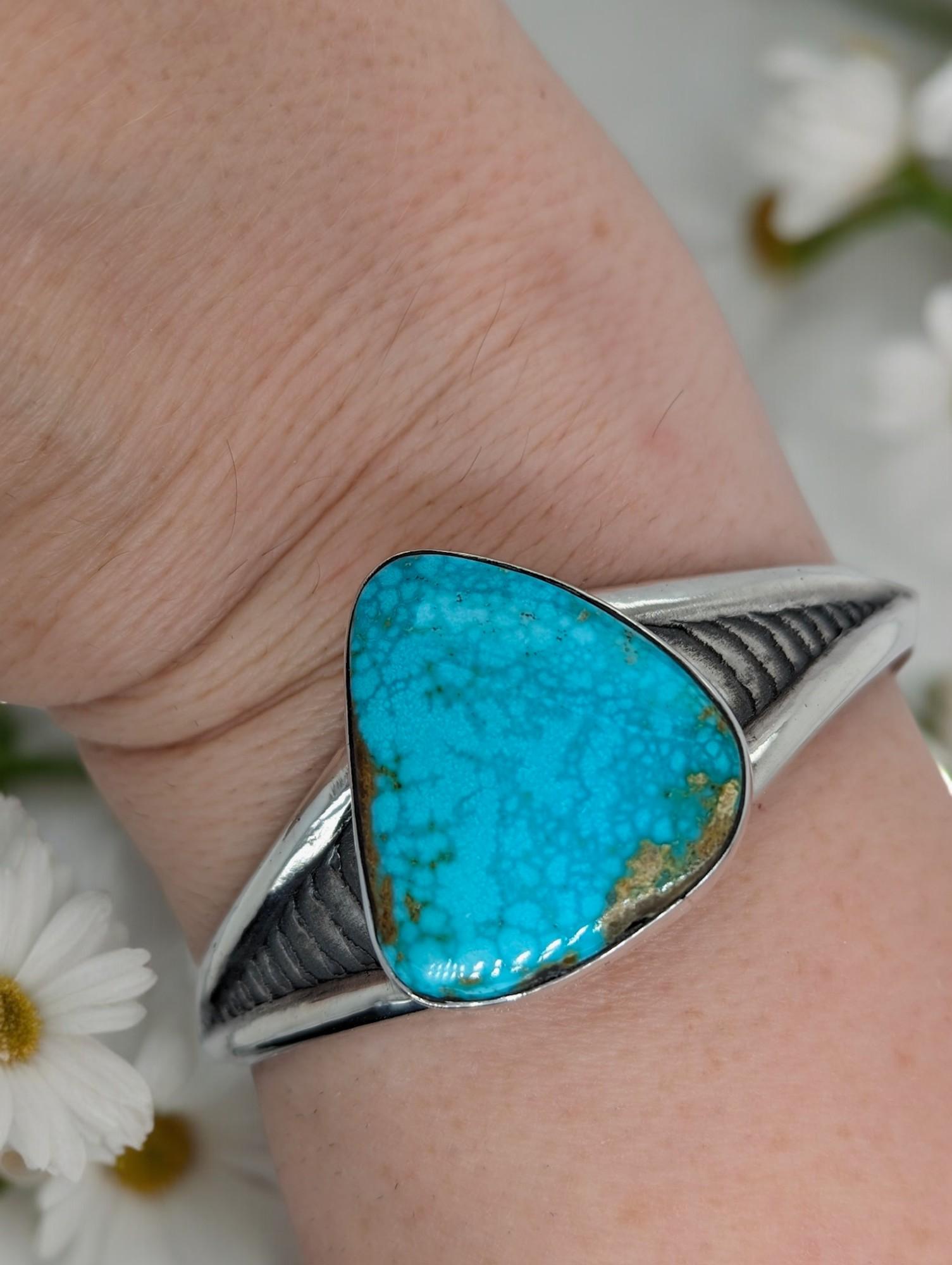Striking Kingman Turquoise Cuff: Cuttle Bone Texture (Sterling Silver) In New Condition For Sale In Greeneville, TN