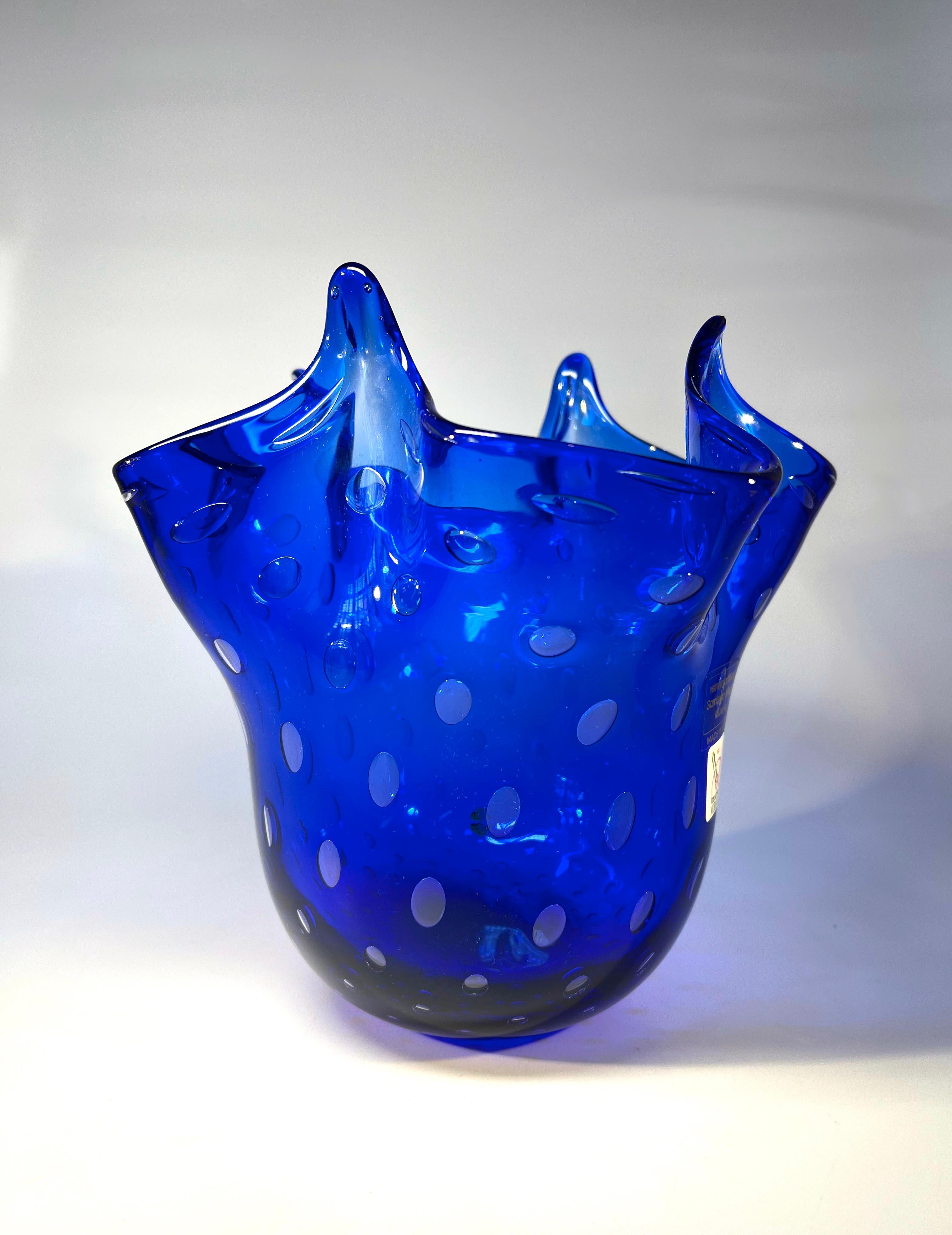 Auffallend Lapislazuli Blau, Gambaro & Poggi Murano Glas Taschentuch Vase  (Italienisch) im Angebot