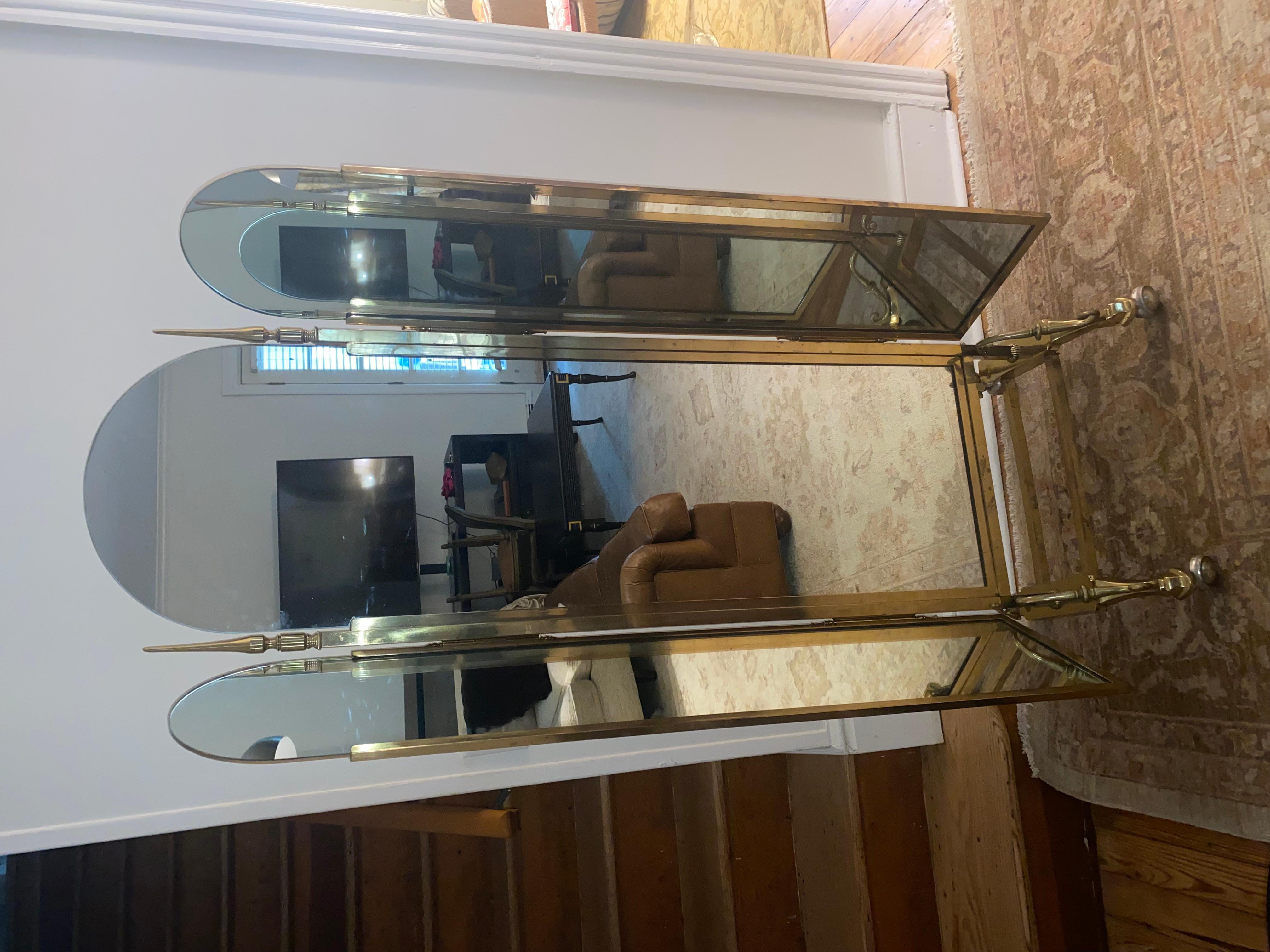 Un sorprendente specchio da terra grande in ottone con tre pieghe in vendita 3