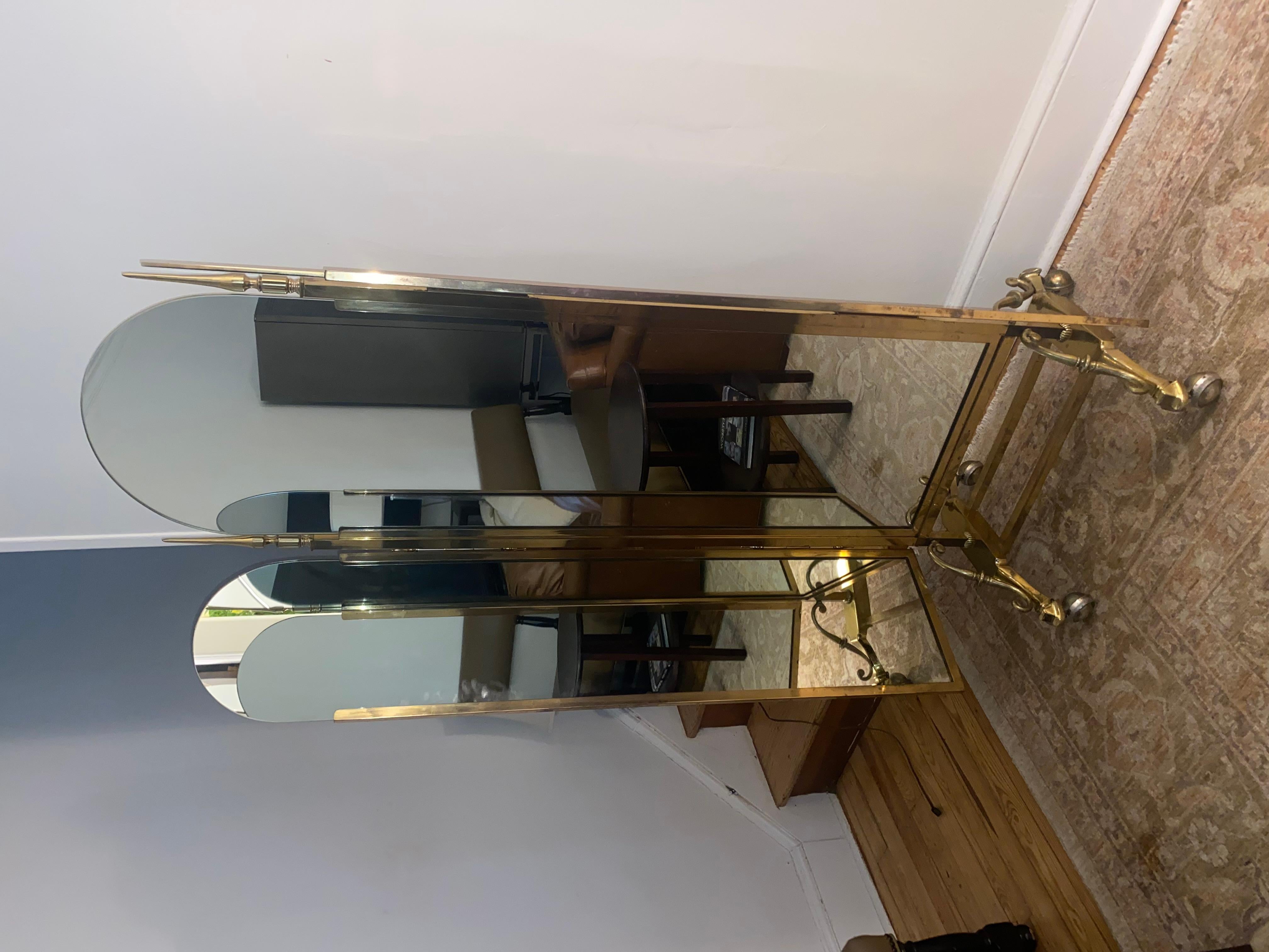 Un grande e funzionale specchio da terra a 3 vie su rotelle, con finials che catturano l'attenzione e dettagli eleganti lungo la base e le cerniere.  
34 w o 46,5 w con i lati distesi

(MD)