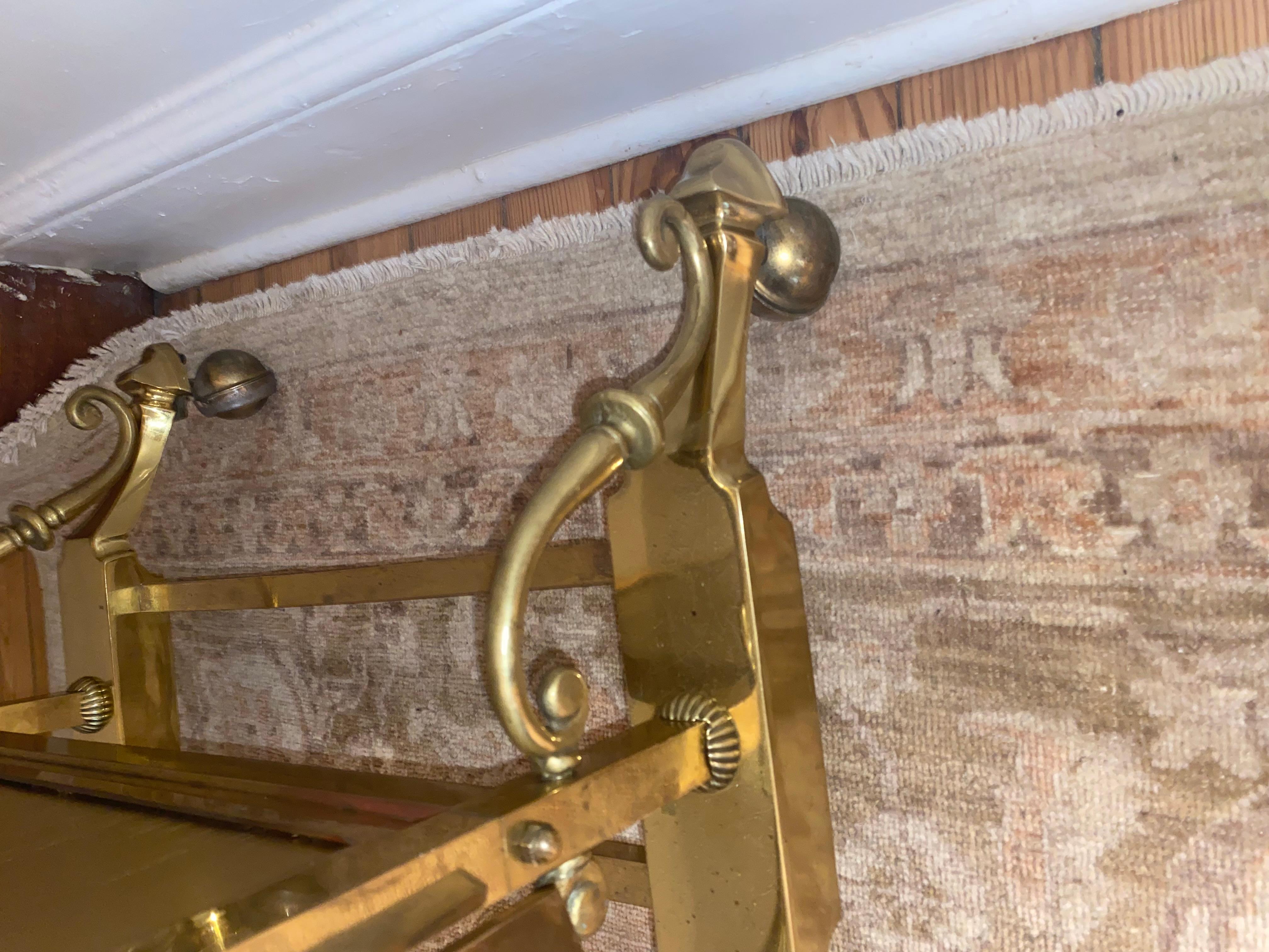 Mid-Century moderno Un sorprendente specchio da terra grande in ottone con tre pieghe in vendita