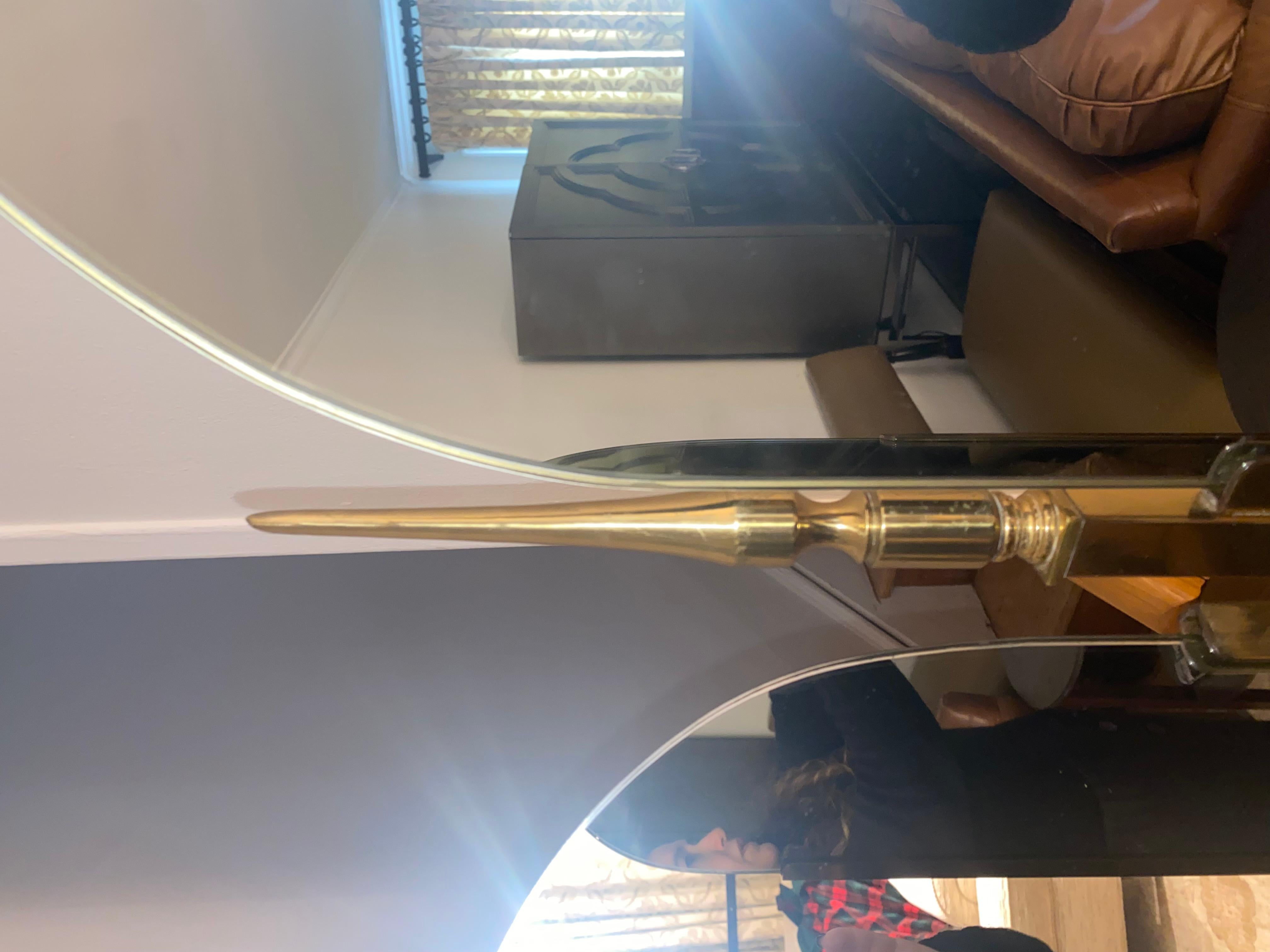 Americano Un sorprendente specchio da terra grande in ottone con tre pieghe in vendita