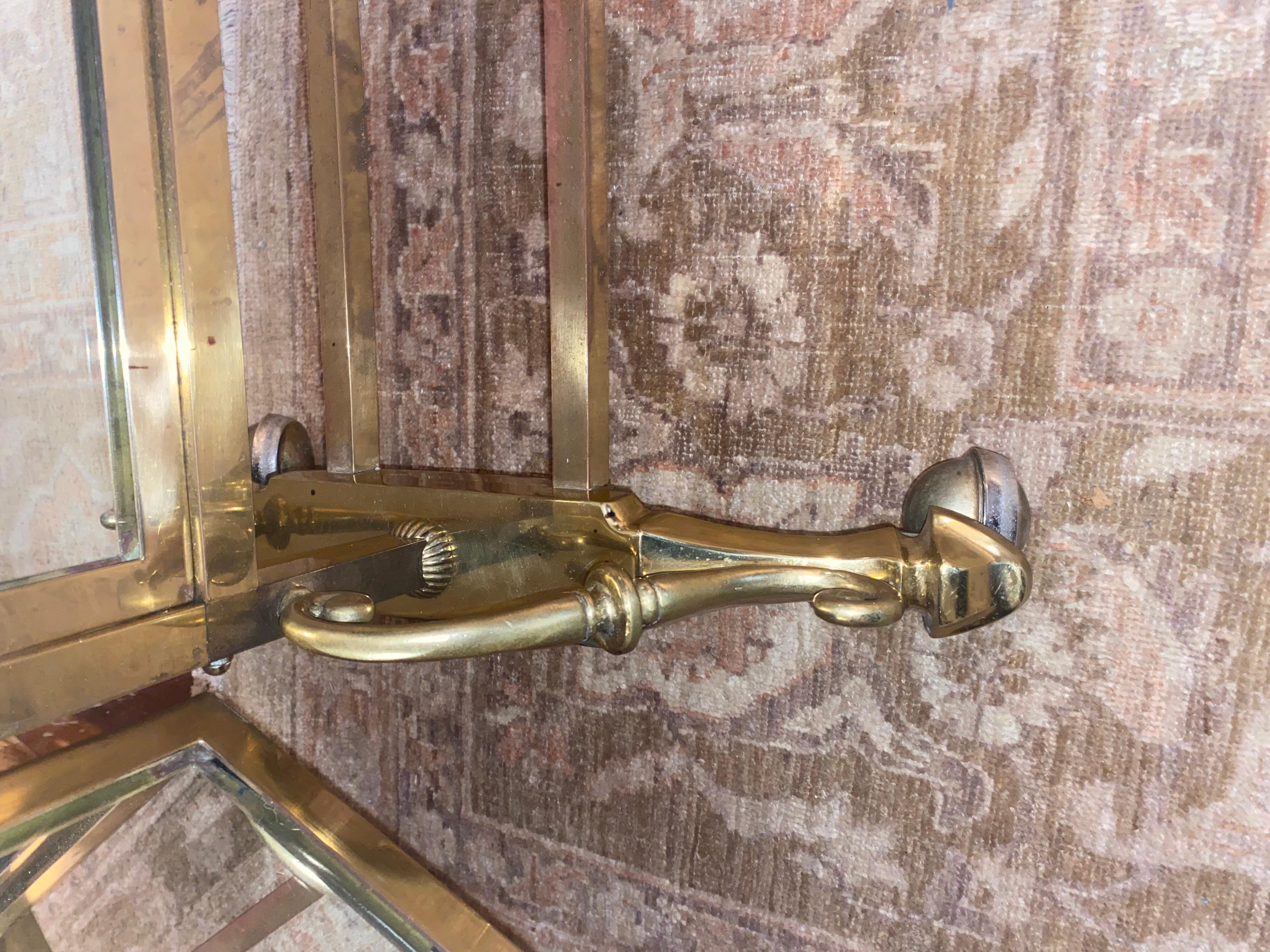 Un sorprendente specchio da terra grande in ottone con tre pieghe In condizioni buone in vendita a Hopewell, NJ