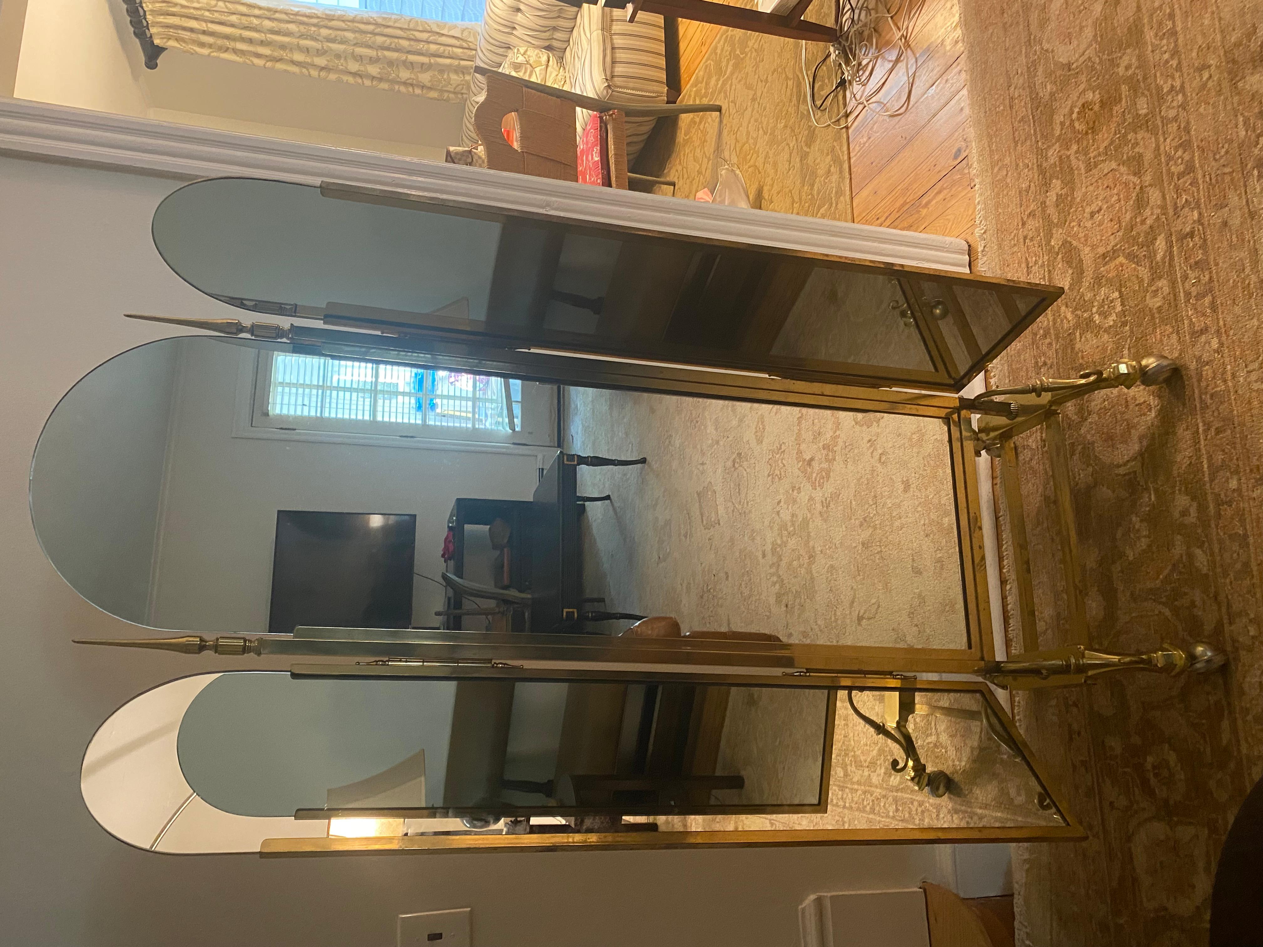 XX secolo Un sorprendente specchio da terra grande in ottone con tre pieghe in vendita