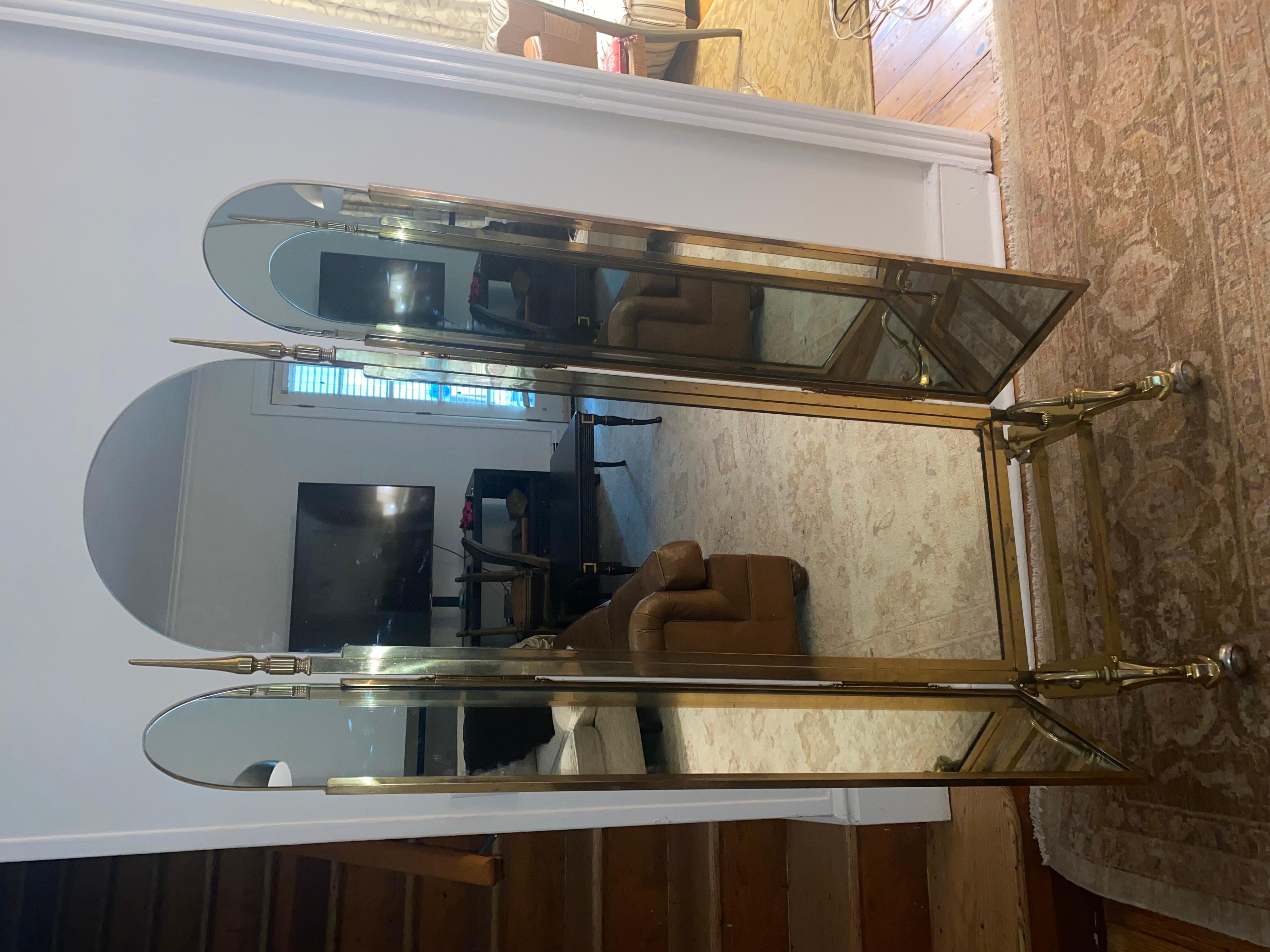 Ottone Un sorprendente specchio da terra grande in ottone con tre pieghe in vendita