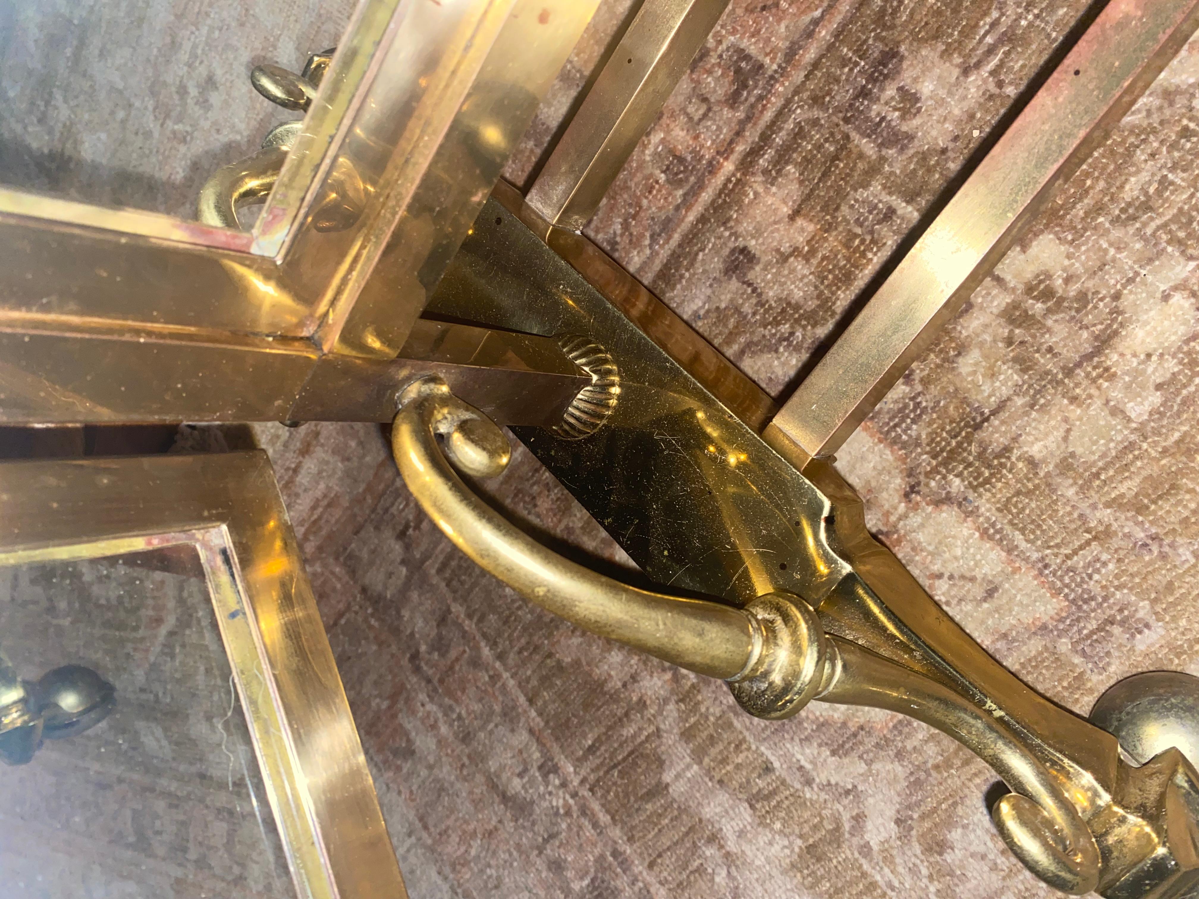 Un sorprendente specchio da terra grande in ottone con tre pieghe in vendita 1