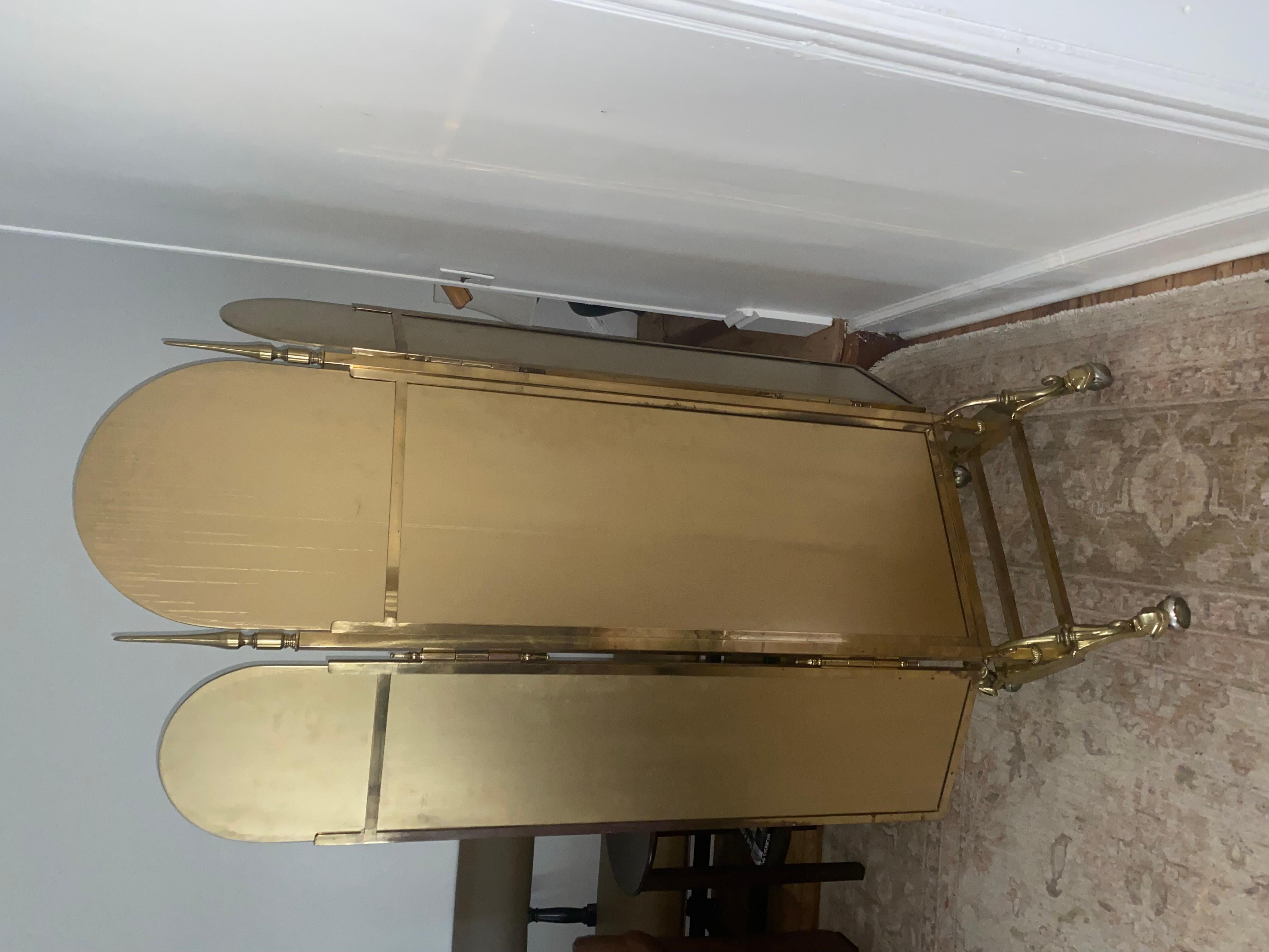 Un sorprendente specchio da terra grande in ottone con tre pieghe in vendita 2