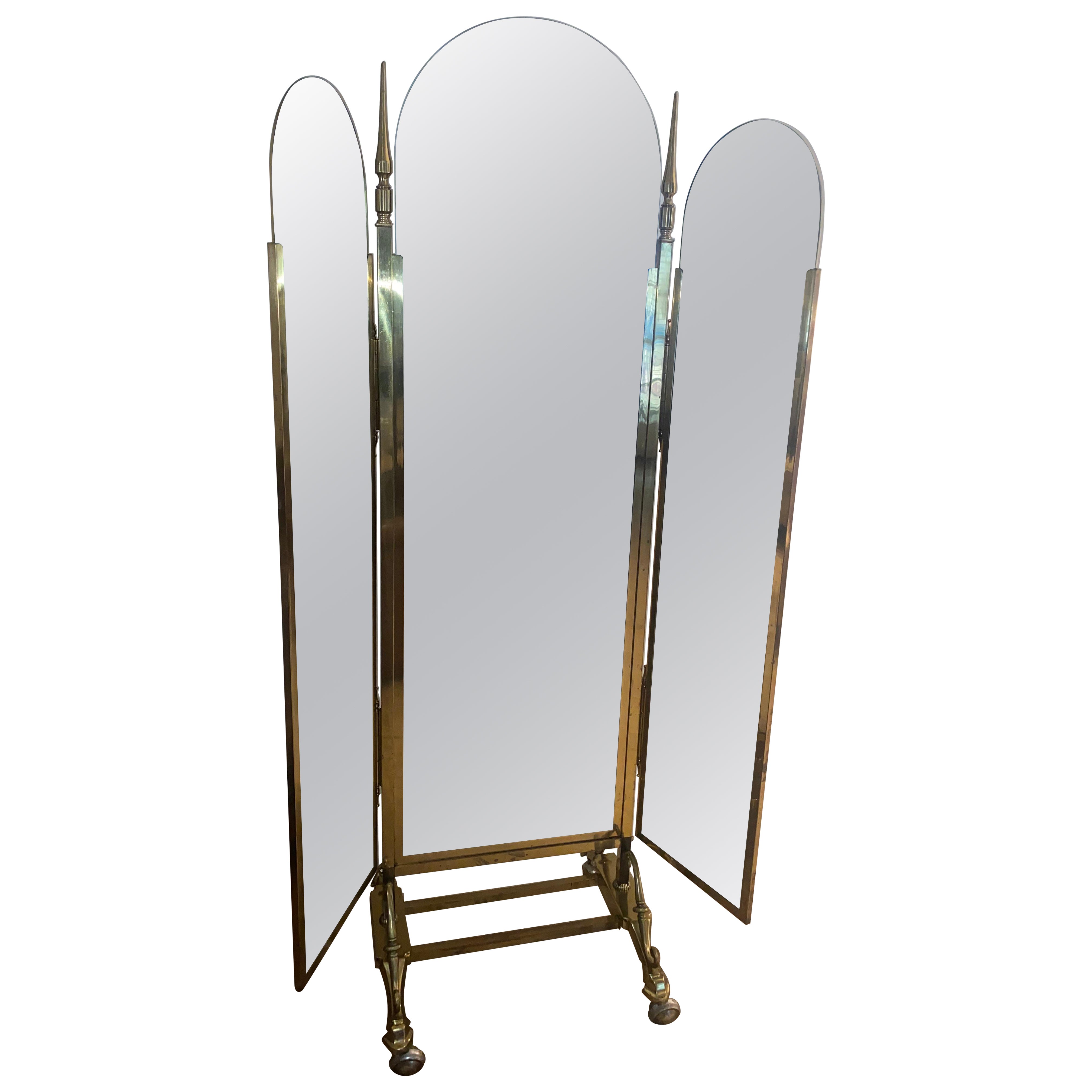 Un sorprendente specchio da terra grande in ottone con tre pieghe in vendita