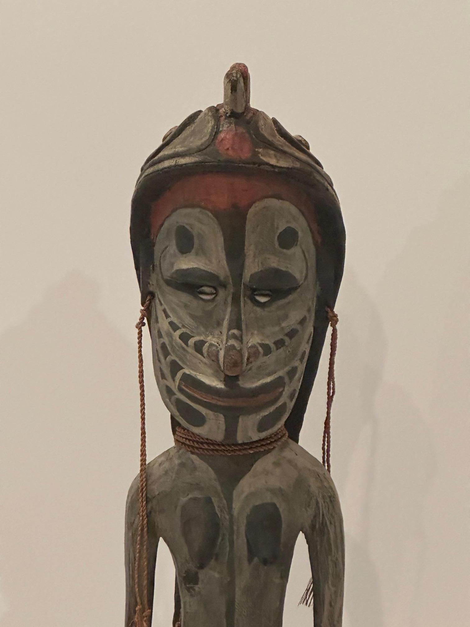 Insolita figura femminile cerimoniale di grandi dimensioni della Nuova Guinea, realizzata a mano con legno intagliato e tecnica mista.
