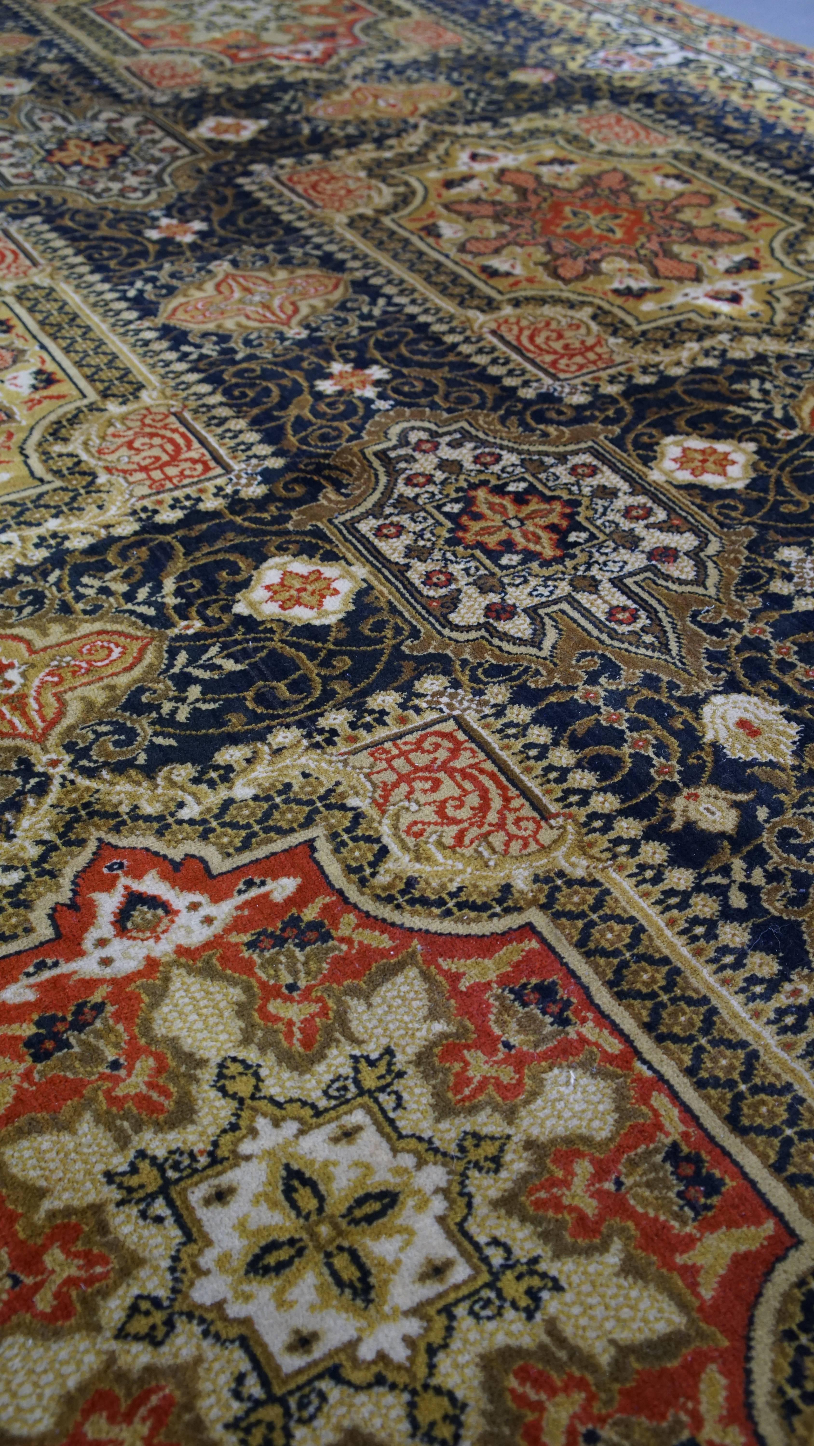XX secolo Tappeto/tapestry di grandi dimensioni con tonalità prevalentemente gialle 305x200cm in vendita