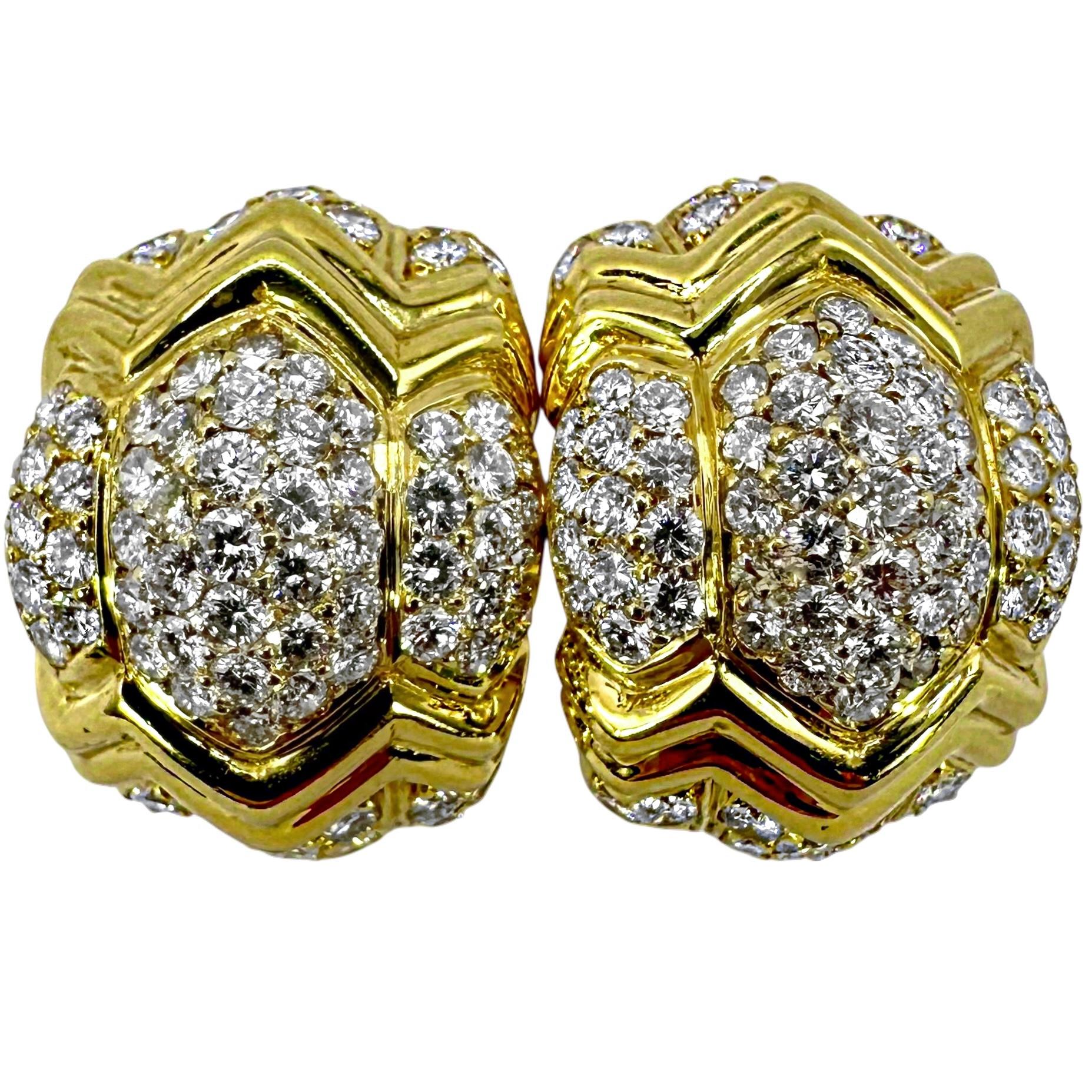 Este llamativo par de pendientes de aro de oro amarillo de 18 quilates y diamantes combina un excelente diseño, una fina elaboración y el uso generoso de materiales de muy alta calidad. El par mide 1 pulgada de largo por 3/4 de pulgada de ancho, y