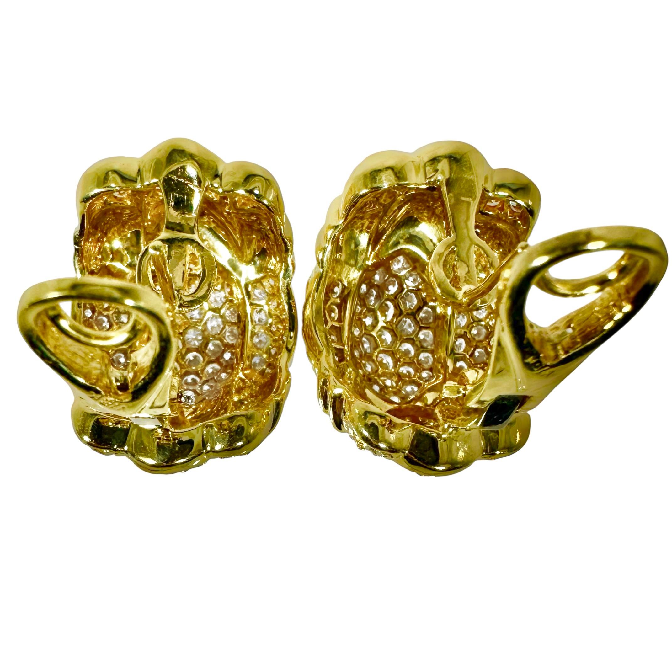 Llamativos pendientes de oro amarillo de 18 quilates y diamantes de finales del siglo XX. Corte brillante en venta