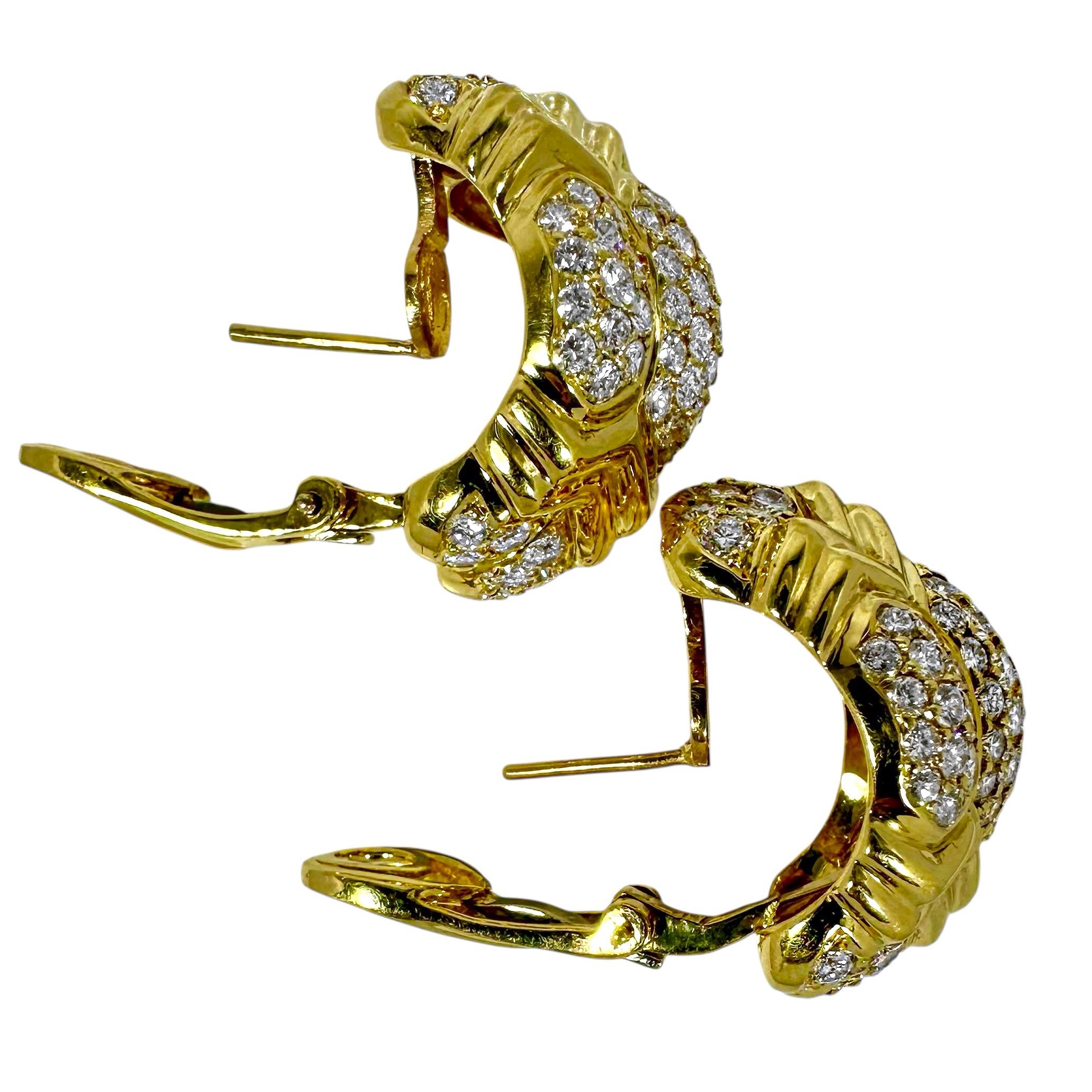 Llamativos pendientes de oro amarillo de 18 quilates y diamantes de finales del siglo XX. en Excelente estado para la venta en Palm Beach, FL