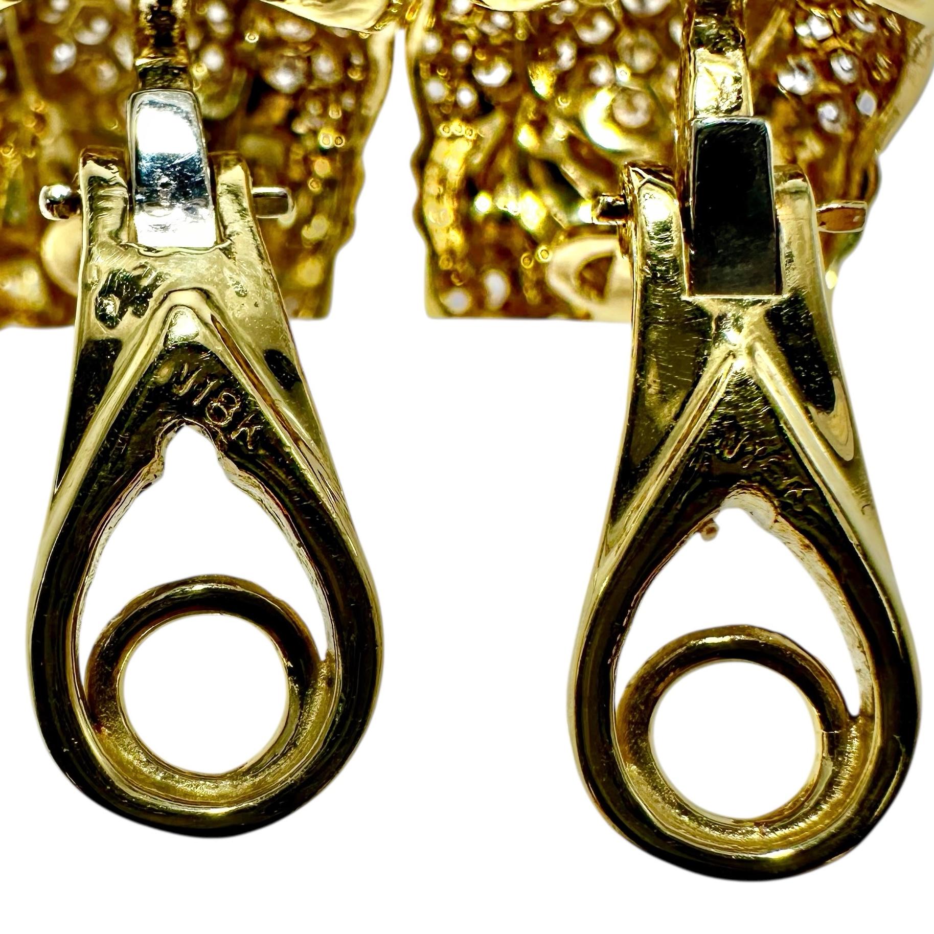 Femenino o masculino Llamativos pendientes de oro amarillo de 18 quilates y diamantes de finales del siglo XX. en venta