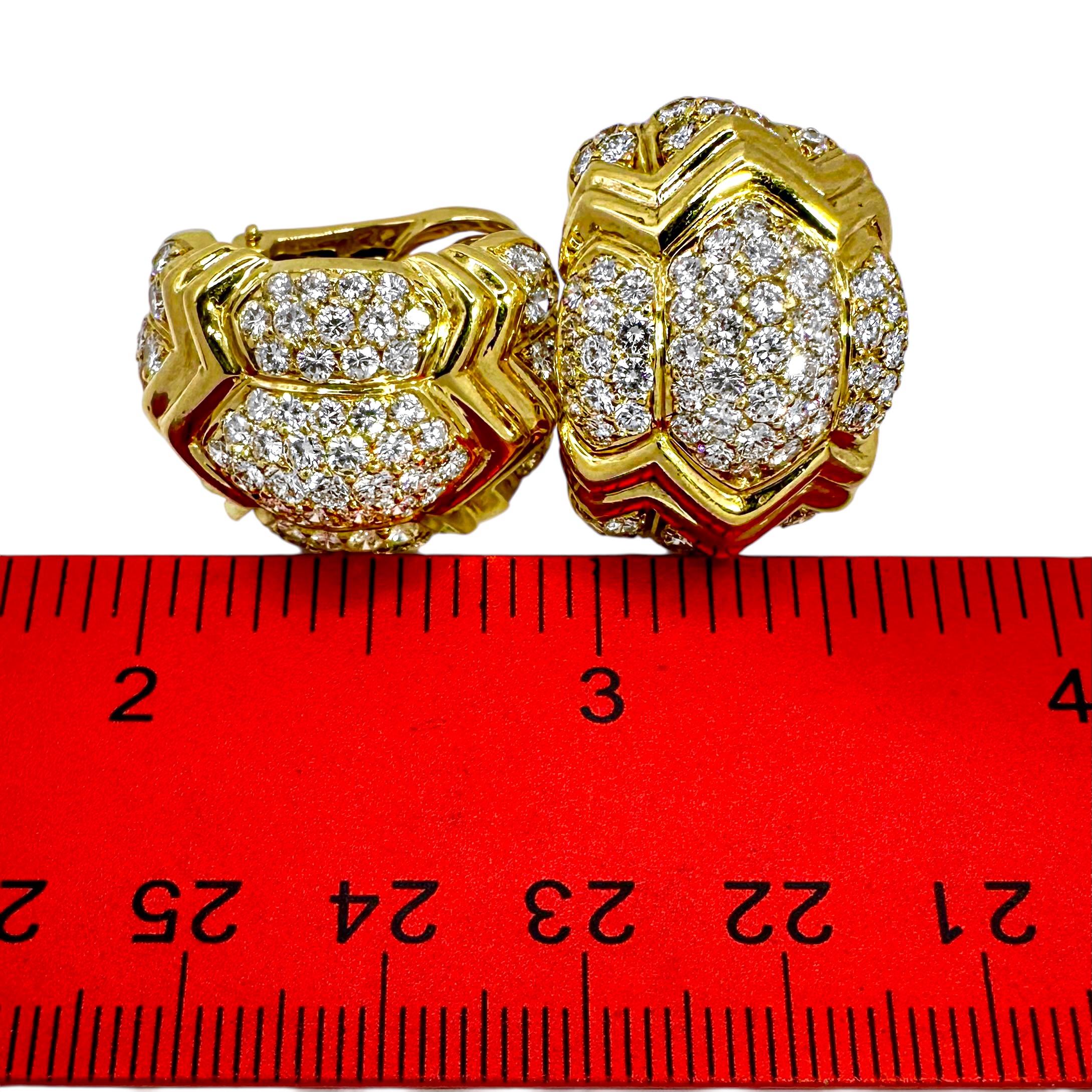 Llamativos pendientes de oro amarillo de 18 quilates y diamantes de finales del siglo XX. en venta 1
