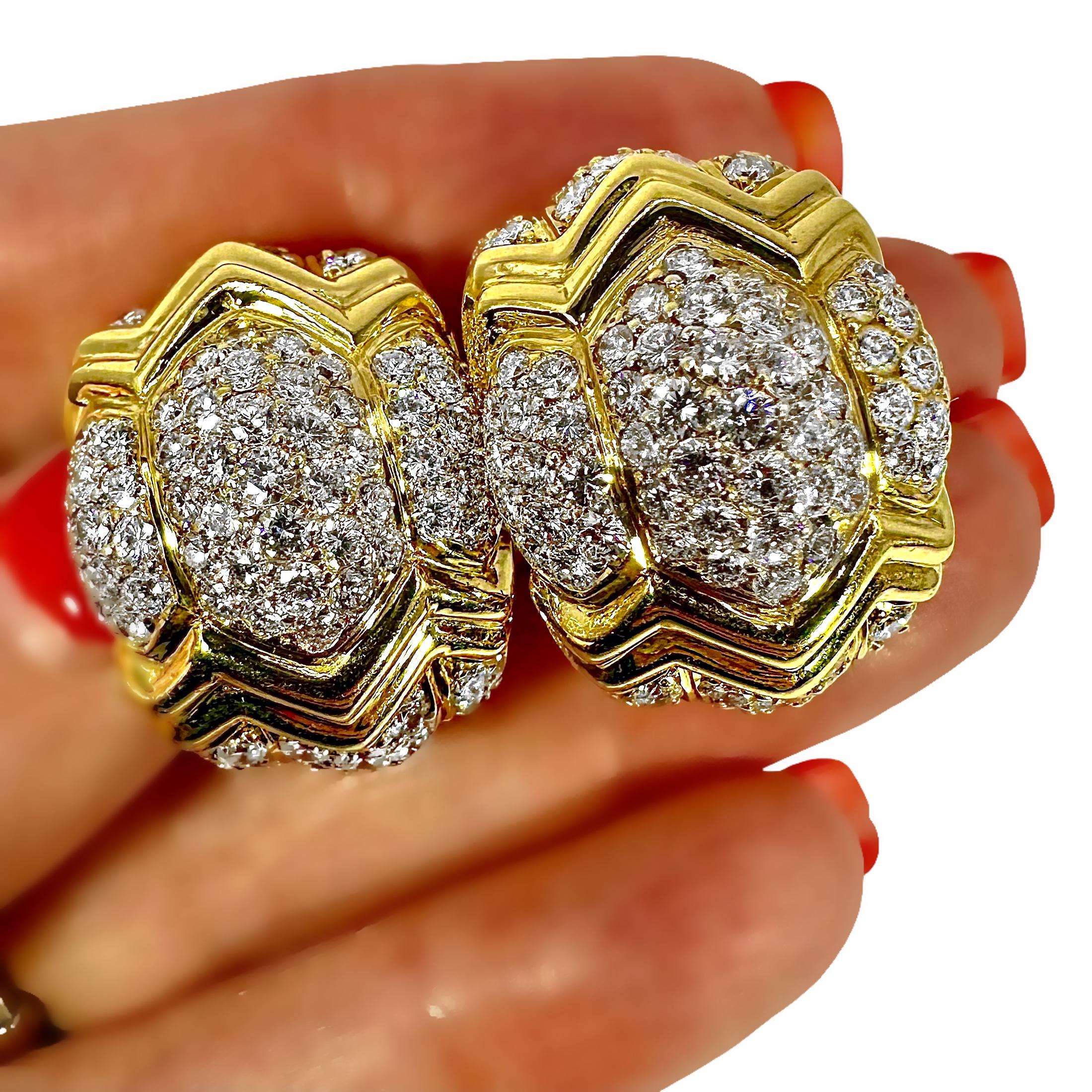 Llamativos pendientes de oro amarillo de 18 quilates y diamantes de finales del siglo XX. en venta 2