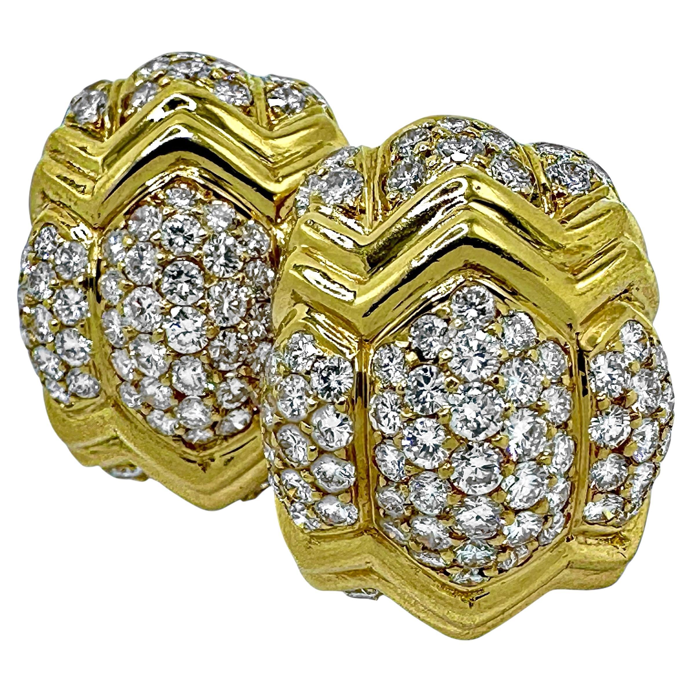 Llamativos pendientes de oro amarillo de 18 quilates y diamantes de finales del siglo XX. en venta