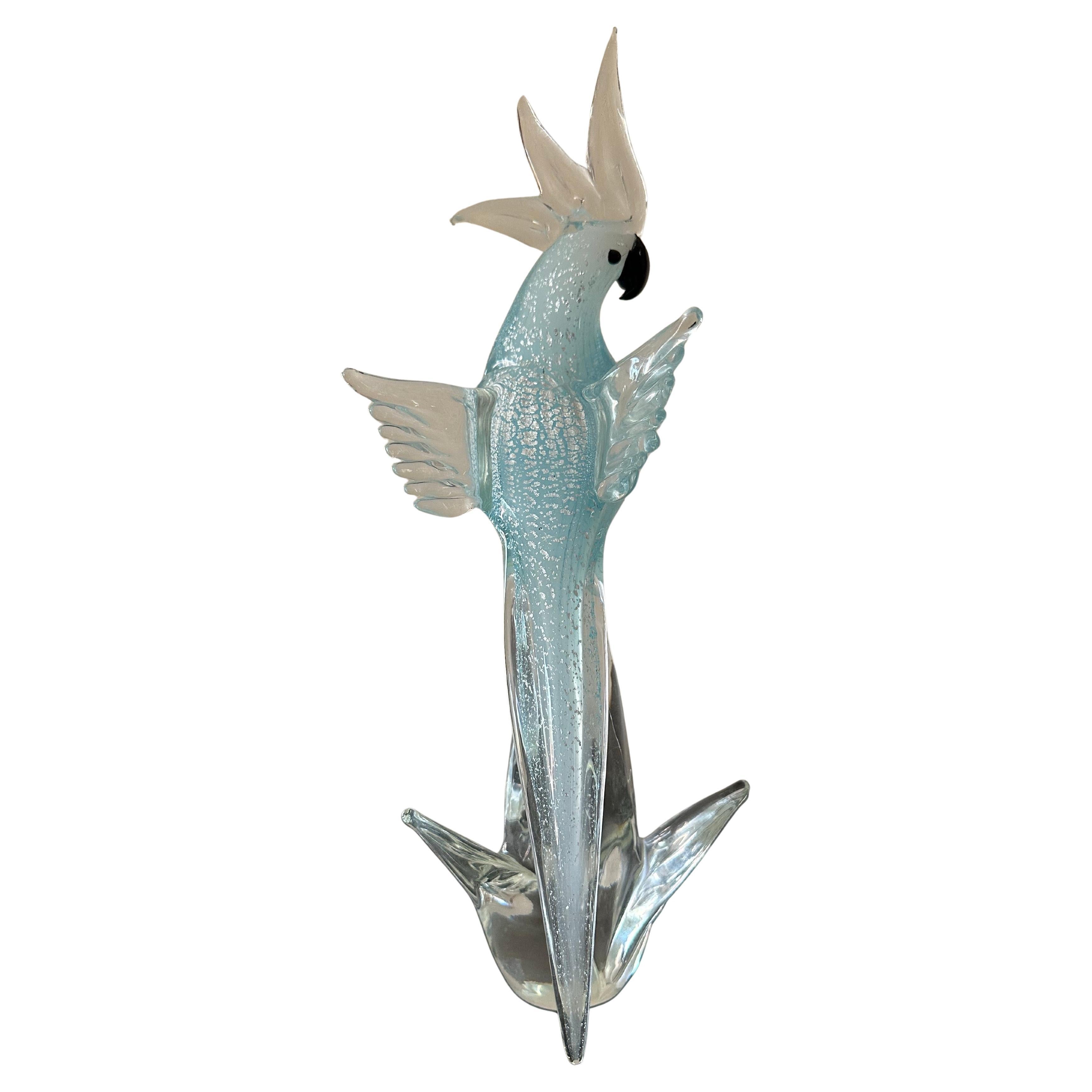 Italiano Scultura in vetro artistico di Murano con uccello e cacatua a macchie blu chiaro in vendita