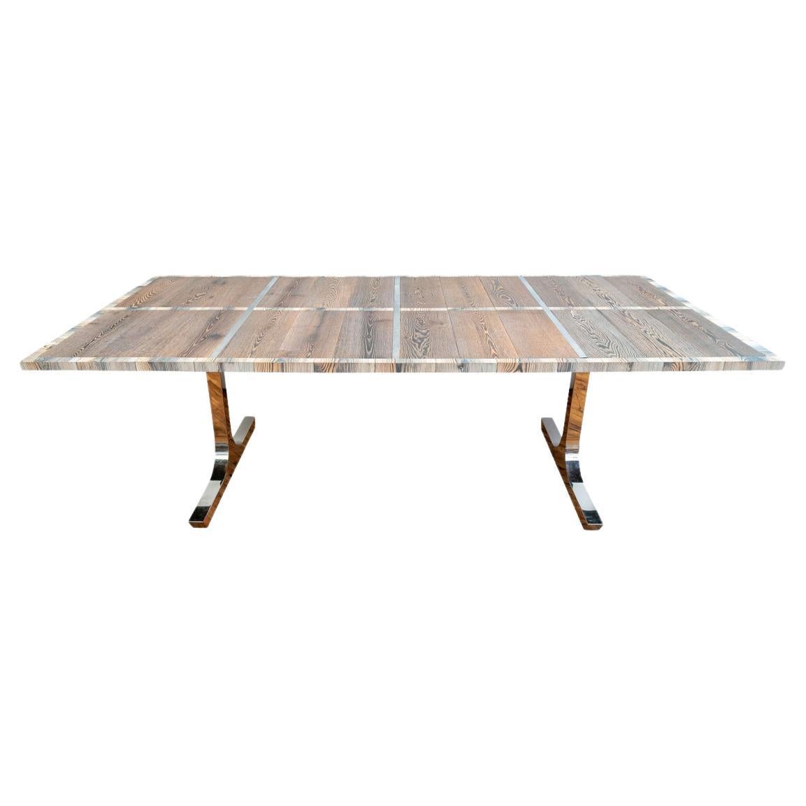 Table de salle à manger en chrome et bois de récupération construit sur de longues planches