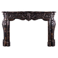 Remarquable cheminée en marbre de style Louis XV