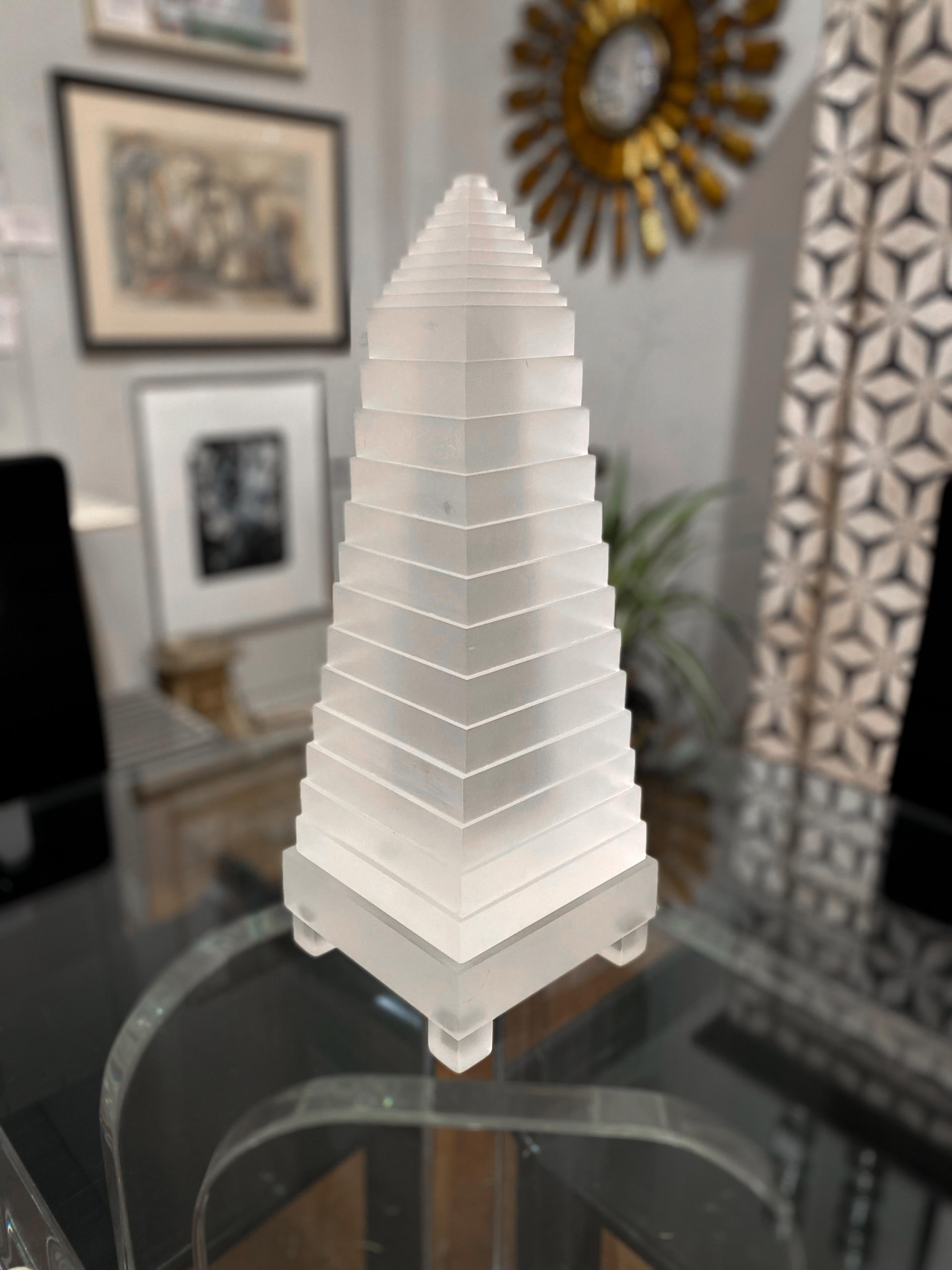 Scultura in lucite di grande effetto della fine degli anni '70. Realizzato in due pezzi, presenta NOMA, SEPT. 15, 1977 e il numero 4 sul fondo della base.