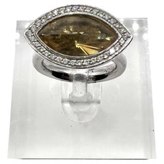 Splendido anello da cocktail con pietra elioboro taglio marquise e halo di diamanti