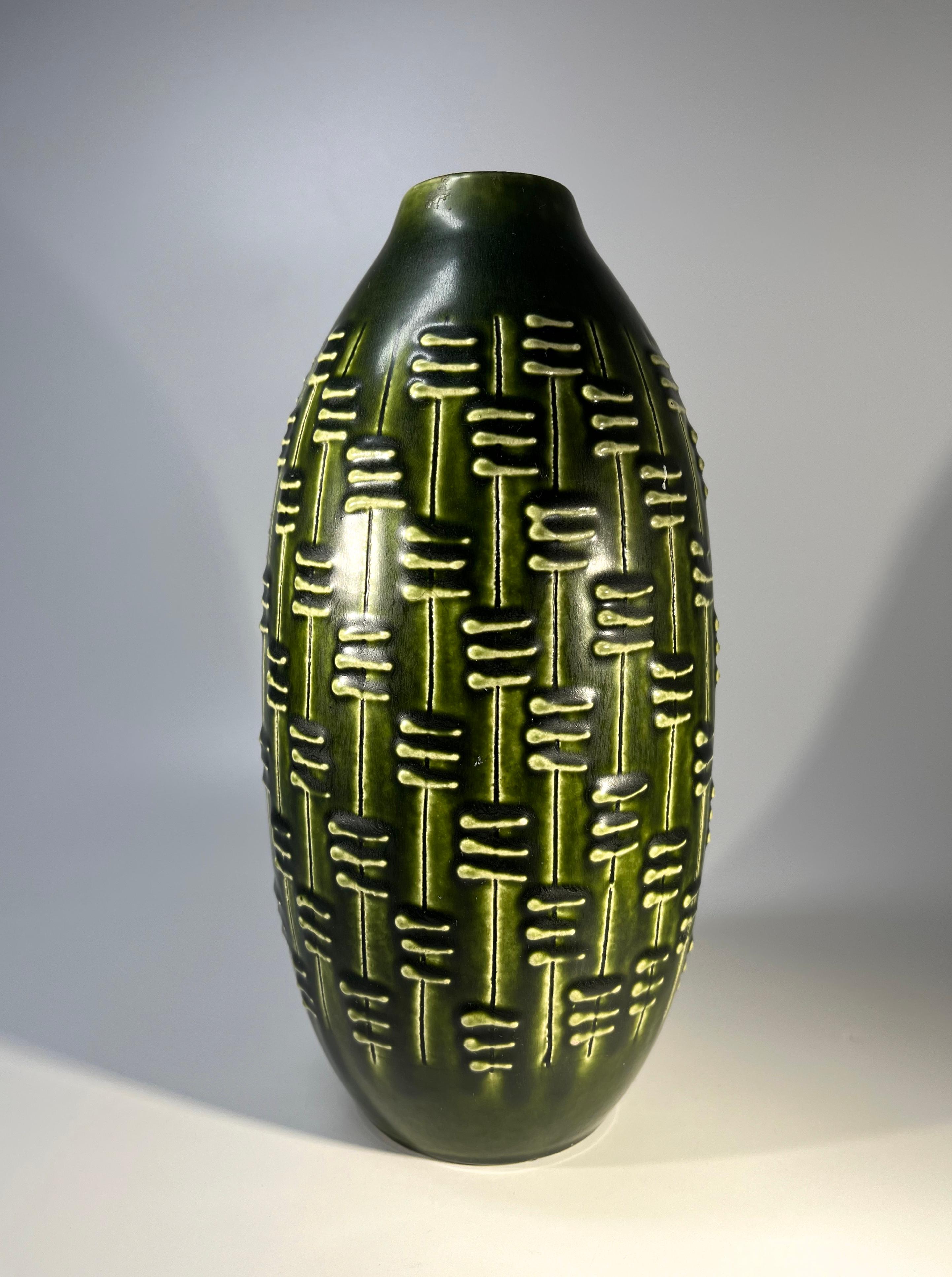 Vaso in ceramica a forma di melone alto e sorprendente per Knabstrup, Danimarca
Smalto verde scuro, accentuato da linee astratte e tattili. 
Molto probabilmente è stato progettato da Dietlinde Hein
Circa 1960-65
Firmato Knabstrup 354 Danimarca alla