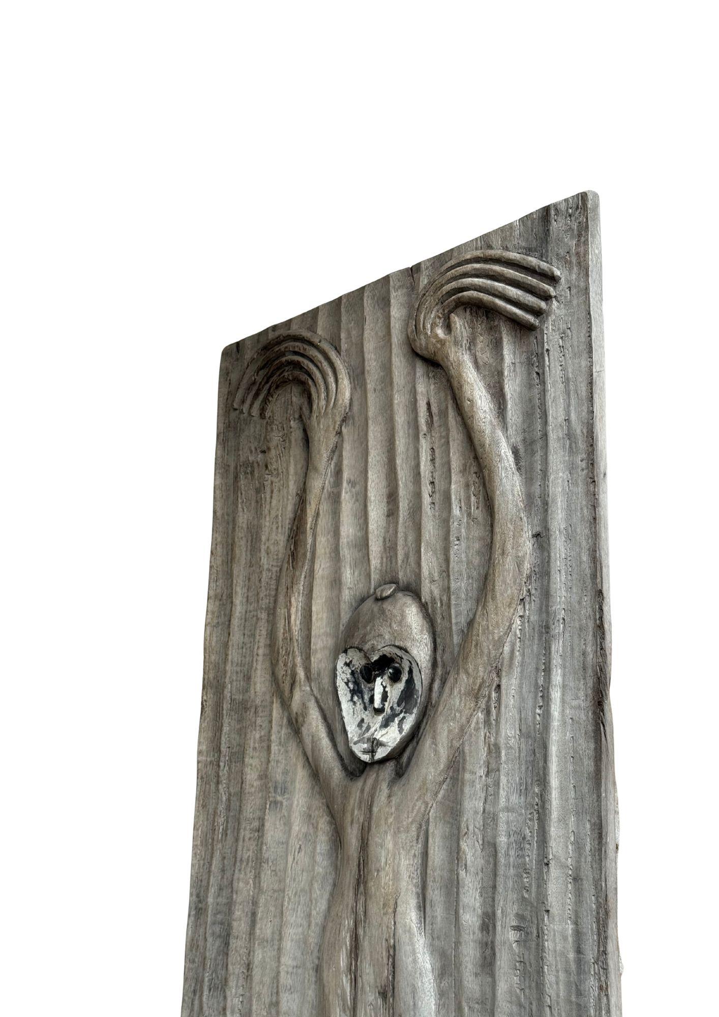 Auffällige Mentawai-Stammestürplatte Heiliger Affe Schnitzerei ca. 1900 (Indonesisch) im Angebot