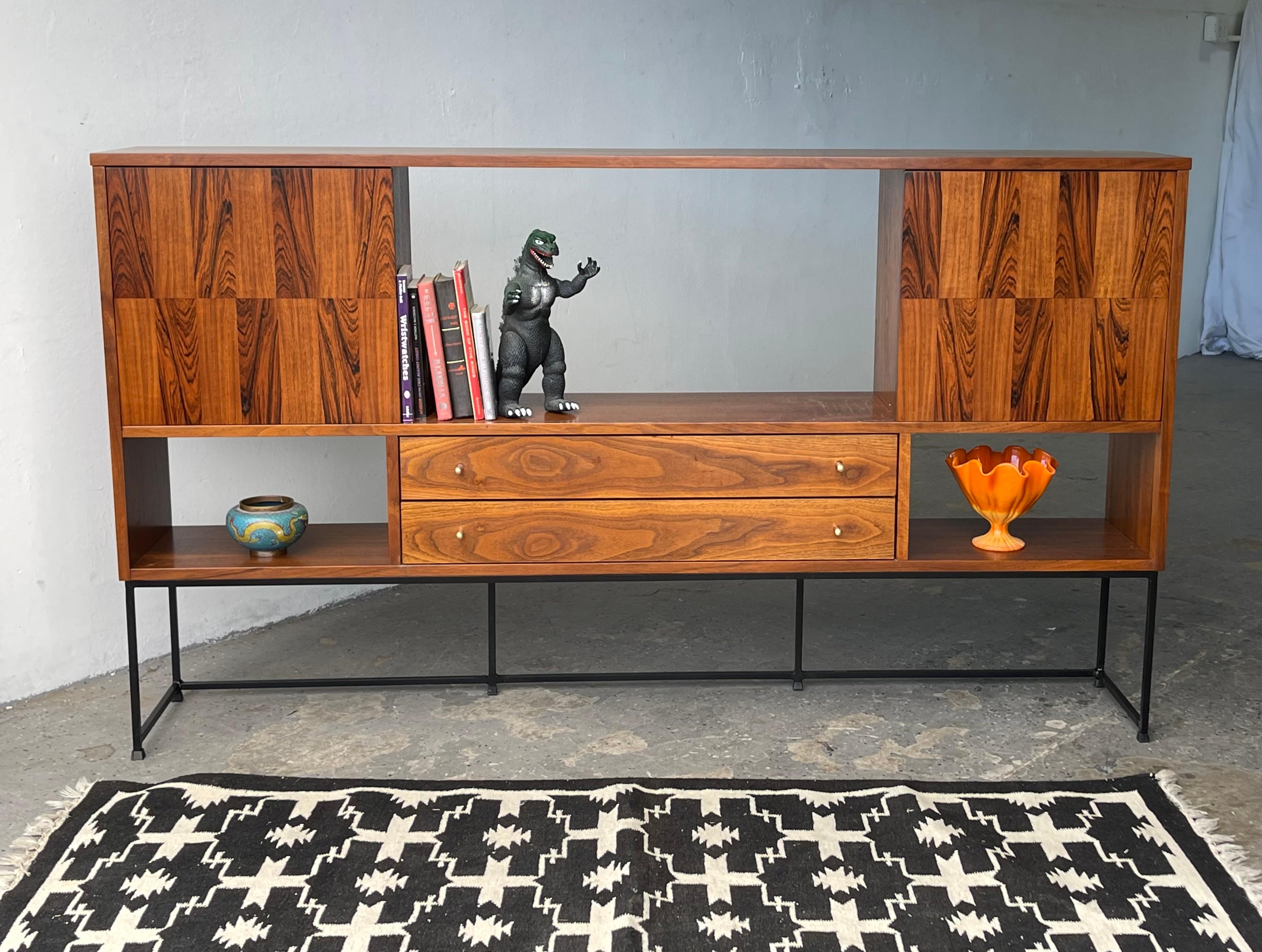 Mid-Century Modern Display cabinet from Stanley's Linear Precision Group 

Striking Mid-Century Modern display cabinet or hutch top from Stanley's Linear Precision Group dating from the mid-1960s walnut with rosewood inlay. 

 


Dimensions: