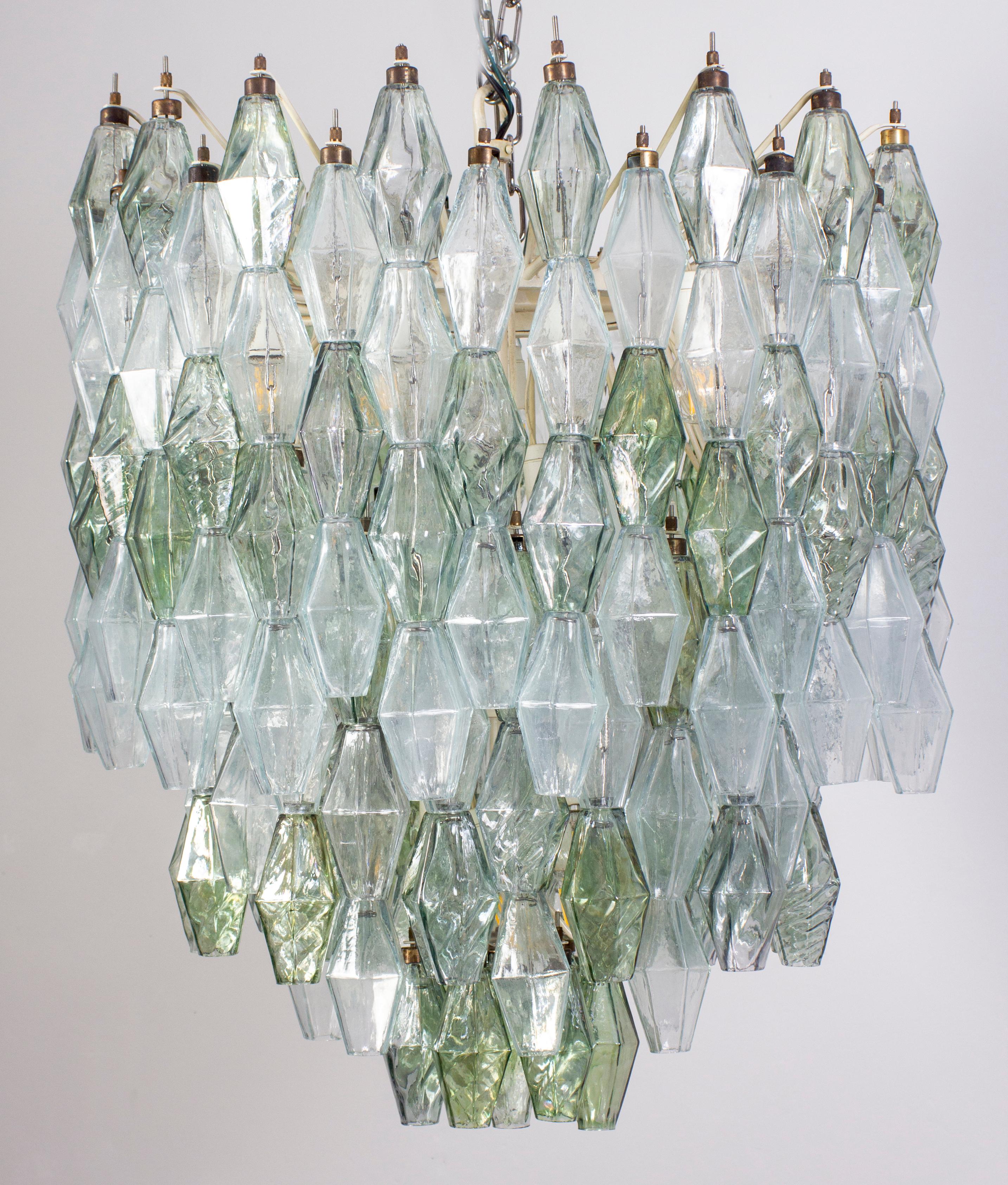 Favoloso lampadario originale in vetro di Murano Poliedrico. Rara combinazione di poliedri verdi e trasparenti che pendono dai livelli di metallo a più livelli.
Cornice rotonda dipinta d'avorio in ottime condizioni e completamente originale.
Il