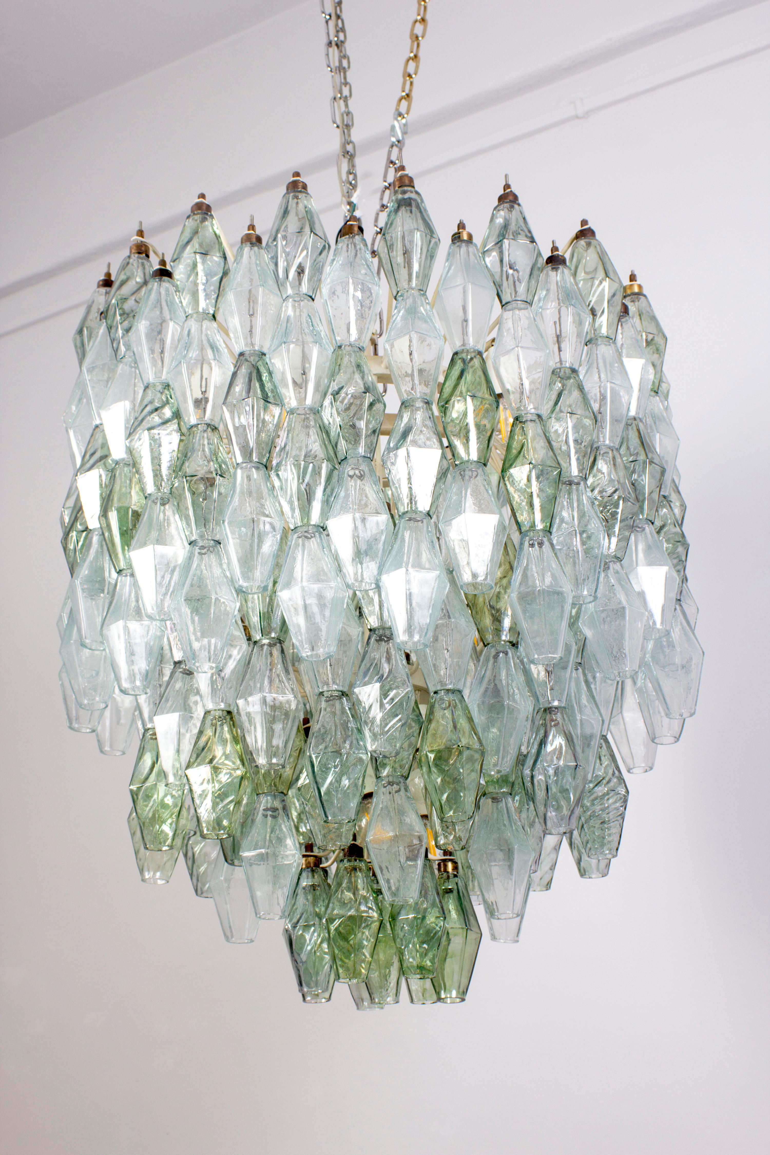 Italiano Straordinario lampadario di metà secolo in poliedri verdi e trasparenti, 1960 in vendita