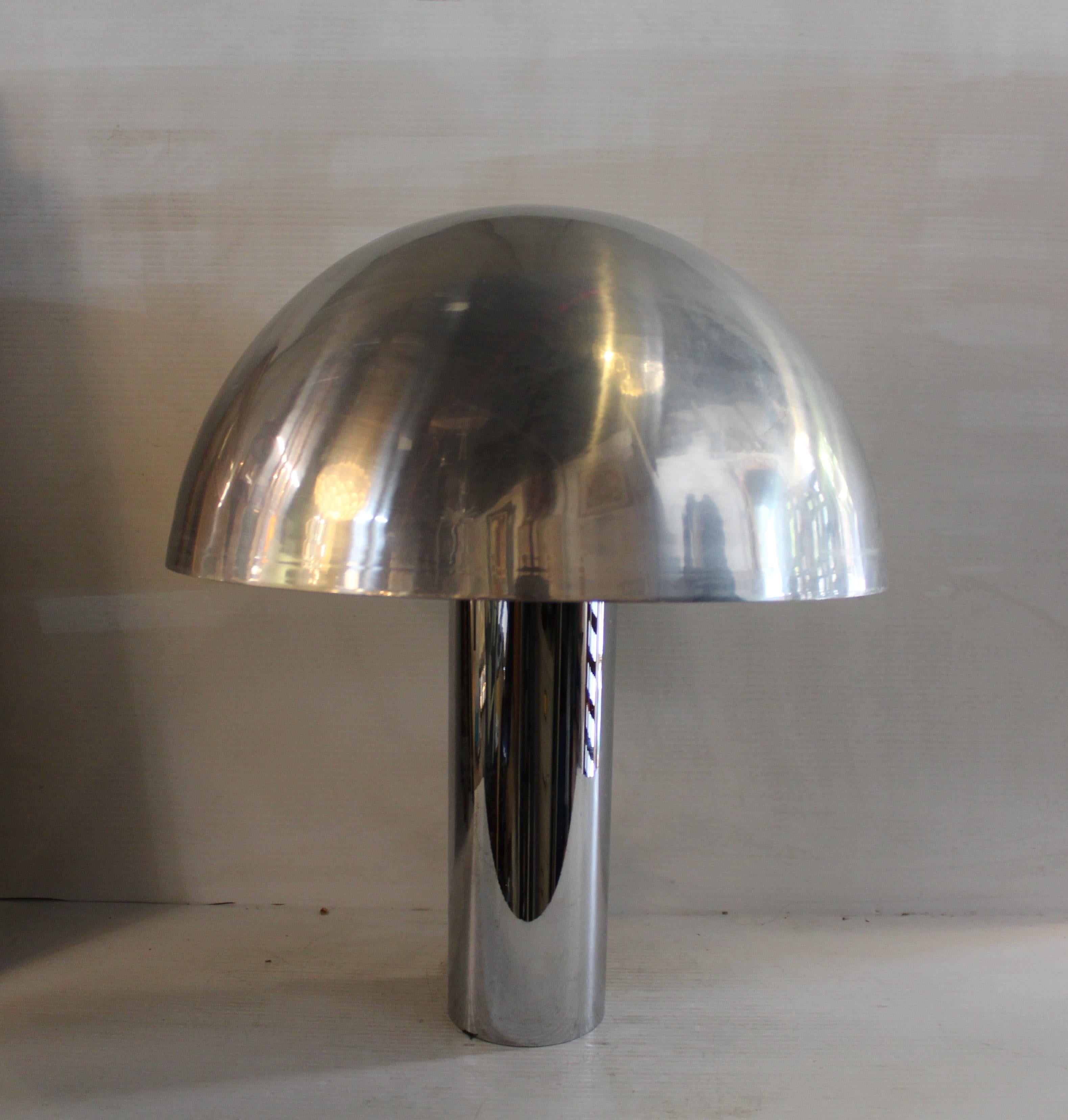 Porta un po' di eleganza di metà secolo in ogni stanza della tua casa con questa sorprendente lampada da tavolo in metallo. La sua forma sobria lo rende versatile per scrivanie, tavolini o illuminazione d'accento, riflettendo l'estetica modernista