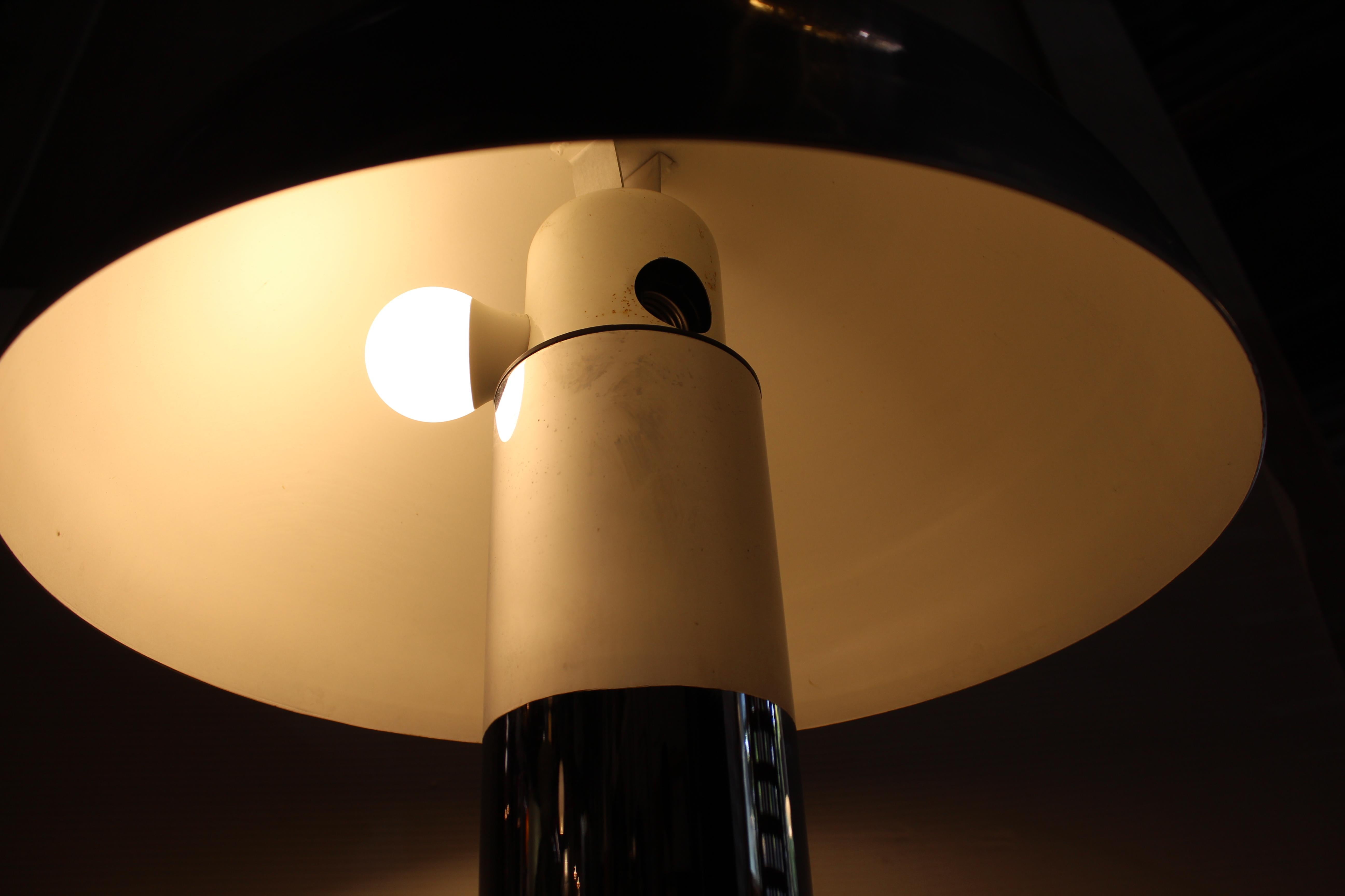 Lampada in metallo di metà secolo di grande effetto in vendita 4