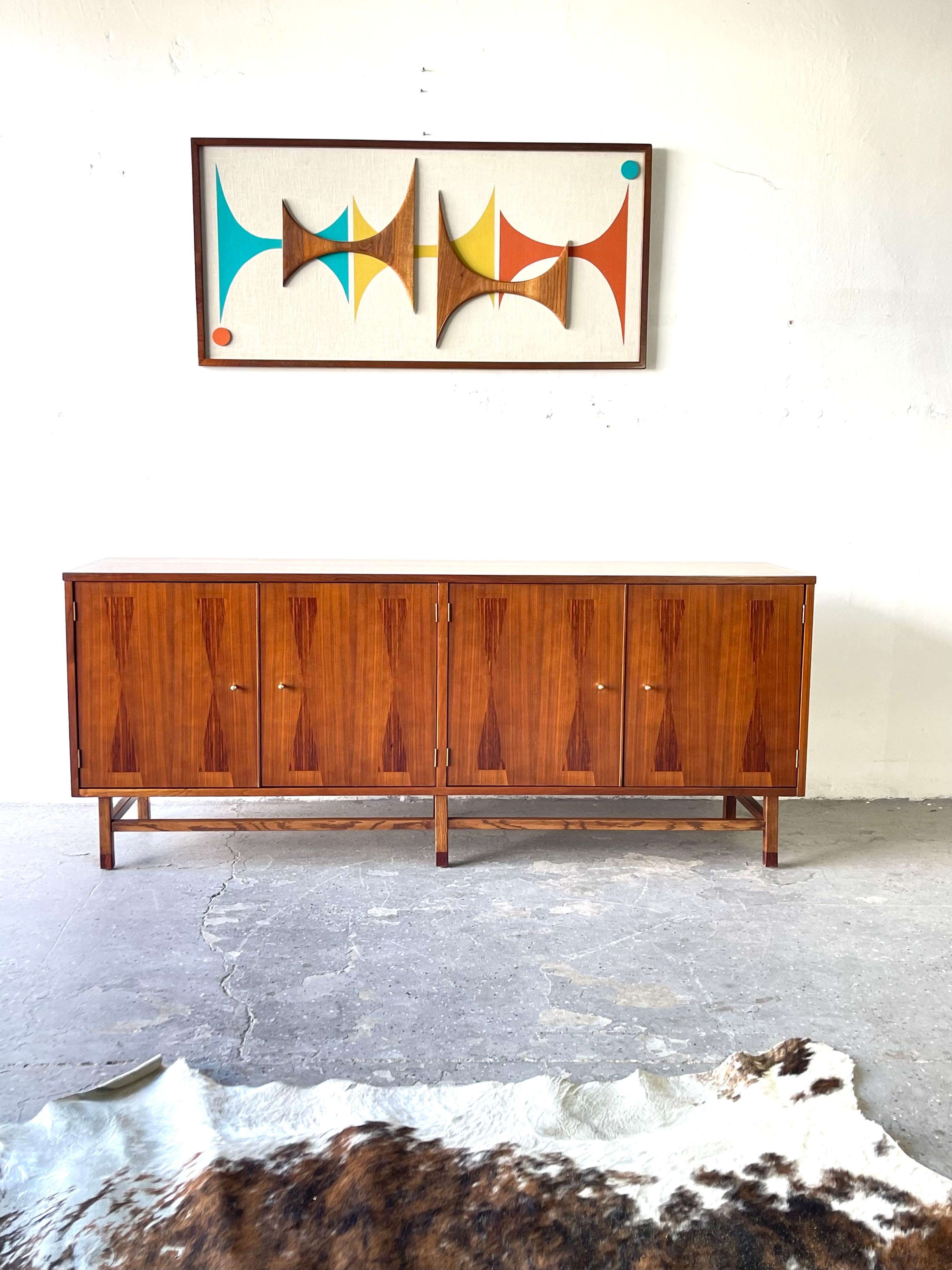 Striking Mid-Century Modern credenza from Stanley's Linear Precision Group dating from the mid-1960s. 


Striking Mid-Century Modern credenza from Stanley's Linear Precision Group dating from the mid-1960s with four walnut parqueted doors inlaid