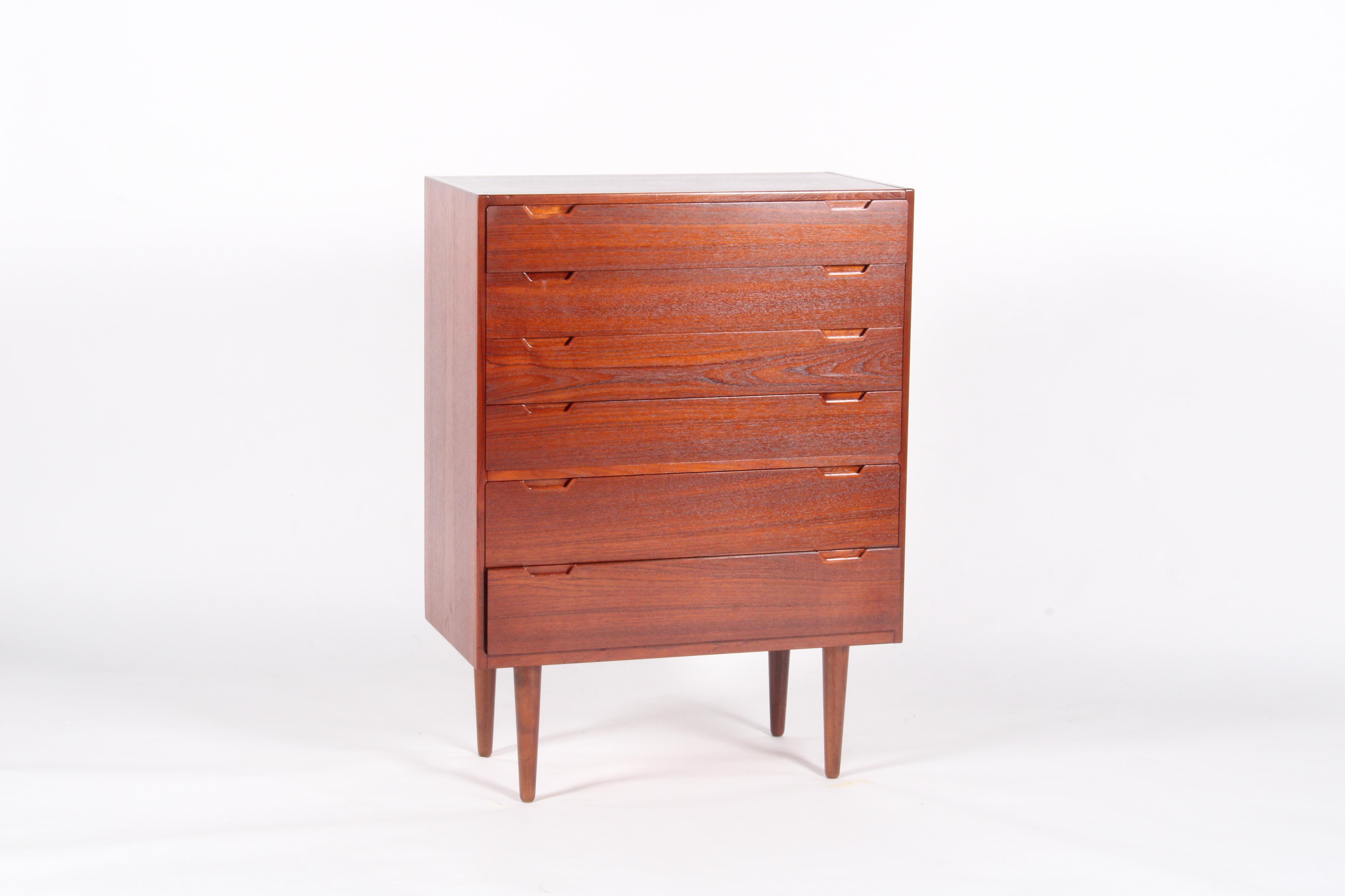Prodotto dall'azienda Langkilde di Copenaghen, in Danimarca, questo superbo pezzo risale al 1960 circa. L'abbiamo fatto restaurare professionalmente e per questo si presenta in condizioni superbe, con le belle tonalità calde del teak del legno