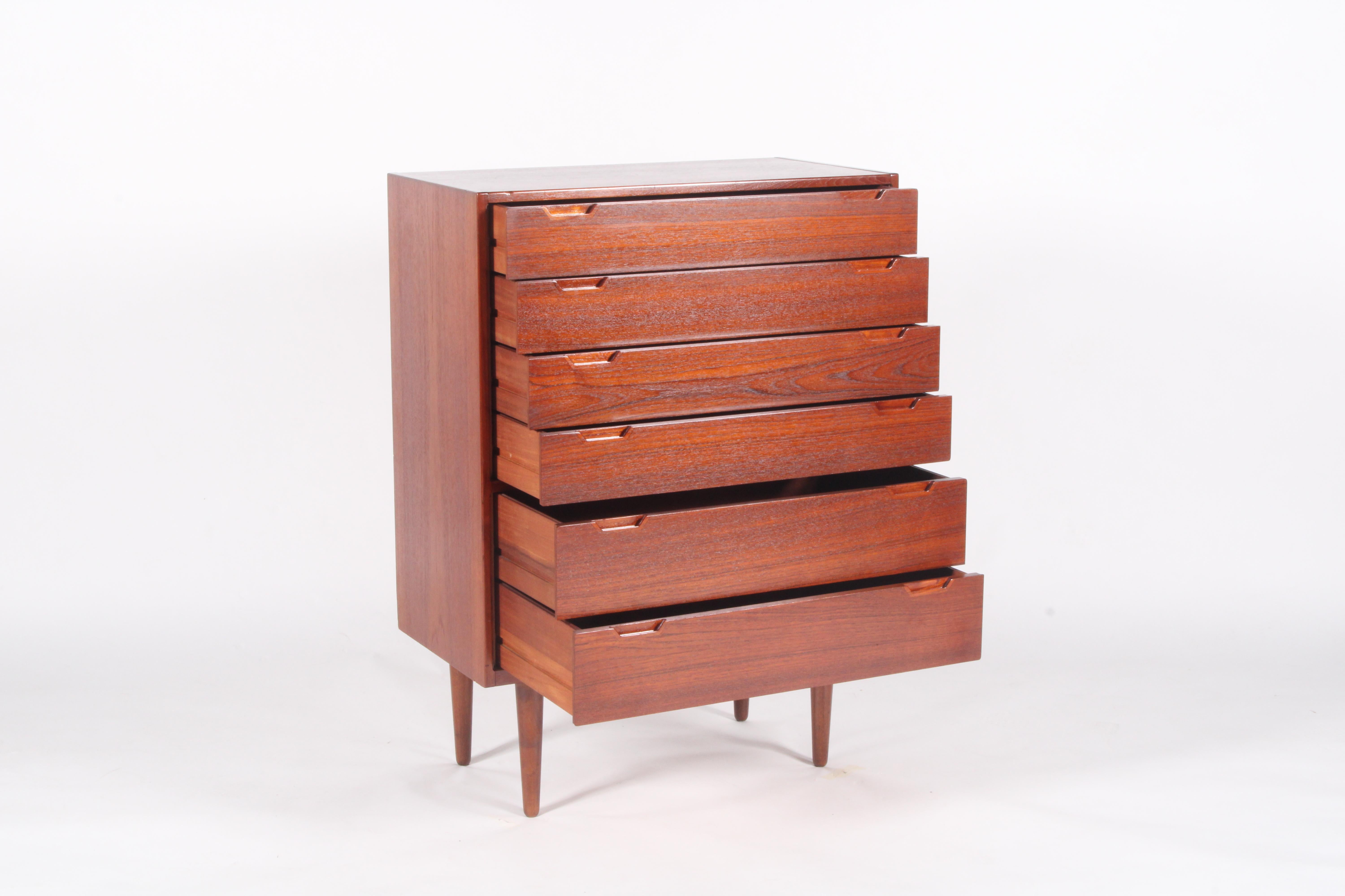Mid-Century moderno Strepitosa cassettiera danese Mid Century Modern Tallboy in vendita