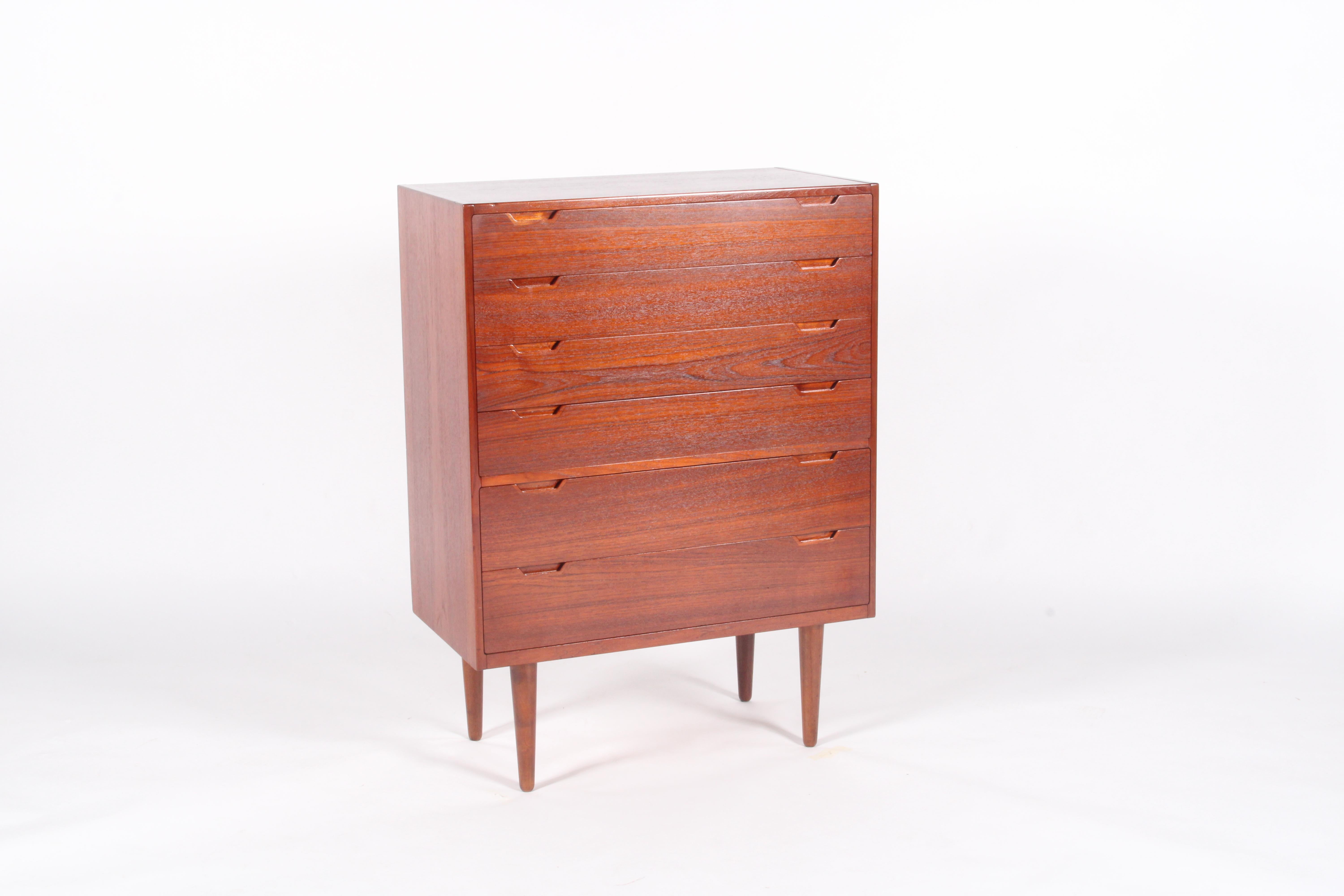 Fatto a mano Strepitosa cassettiera danese Mid Century Modern Tallboy in vendita