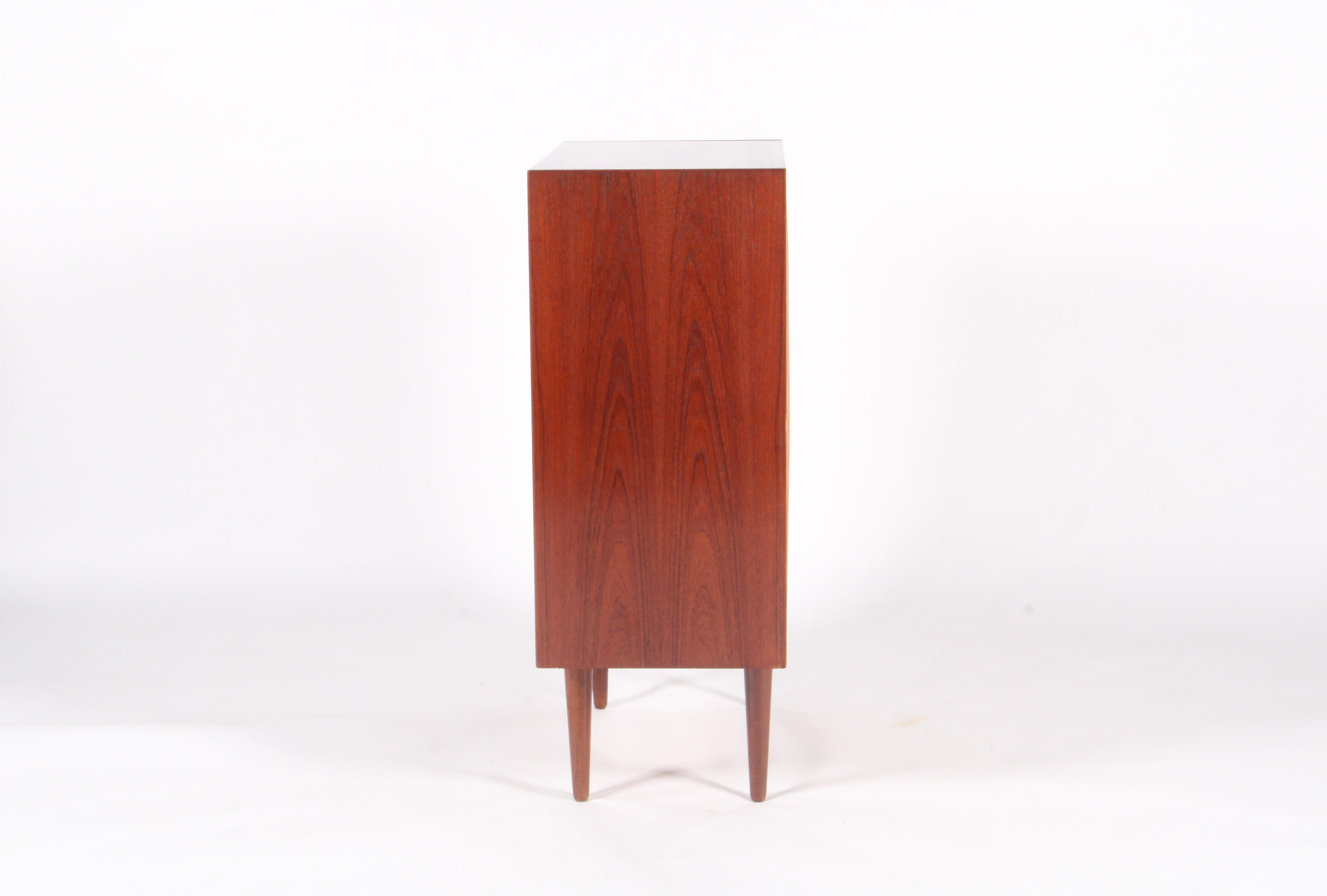 Teak Strepitosa cassettiera danese Mid Century Modern Tallboy in vendita